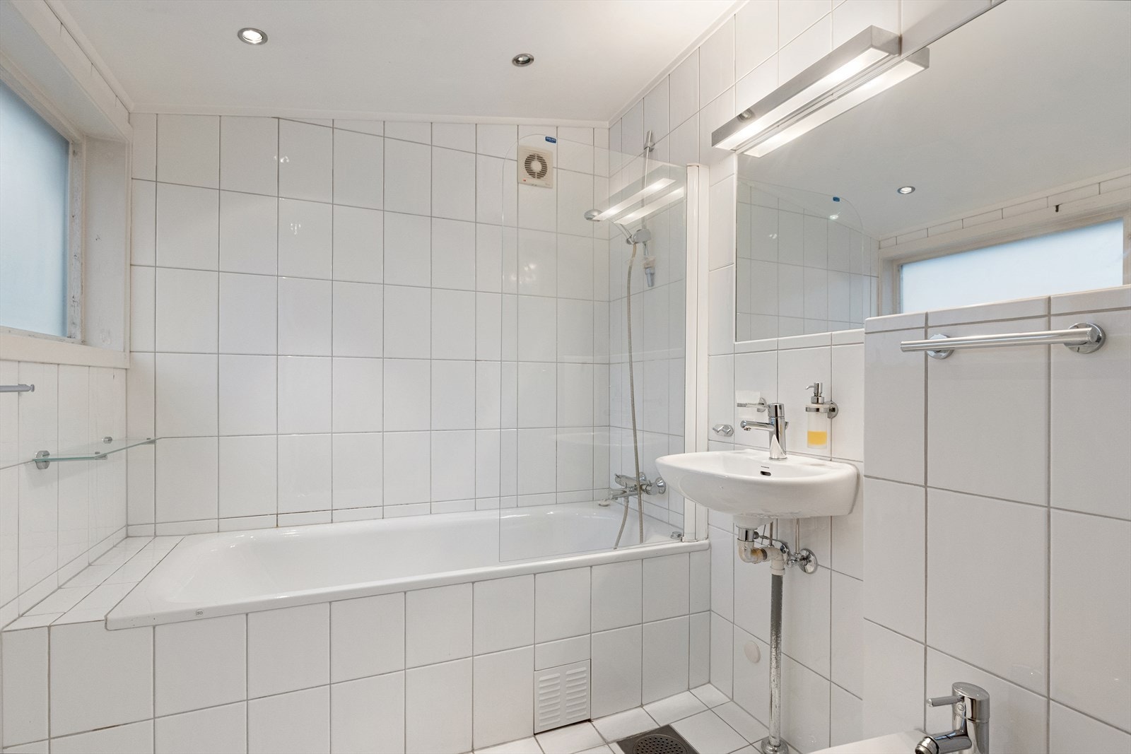 Bad med badekar og toalett - badet er oppusset 2006 Galleribilde