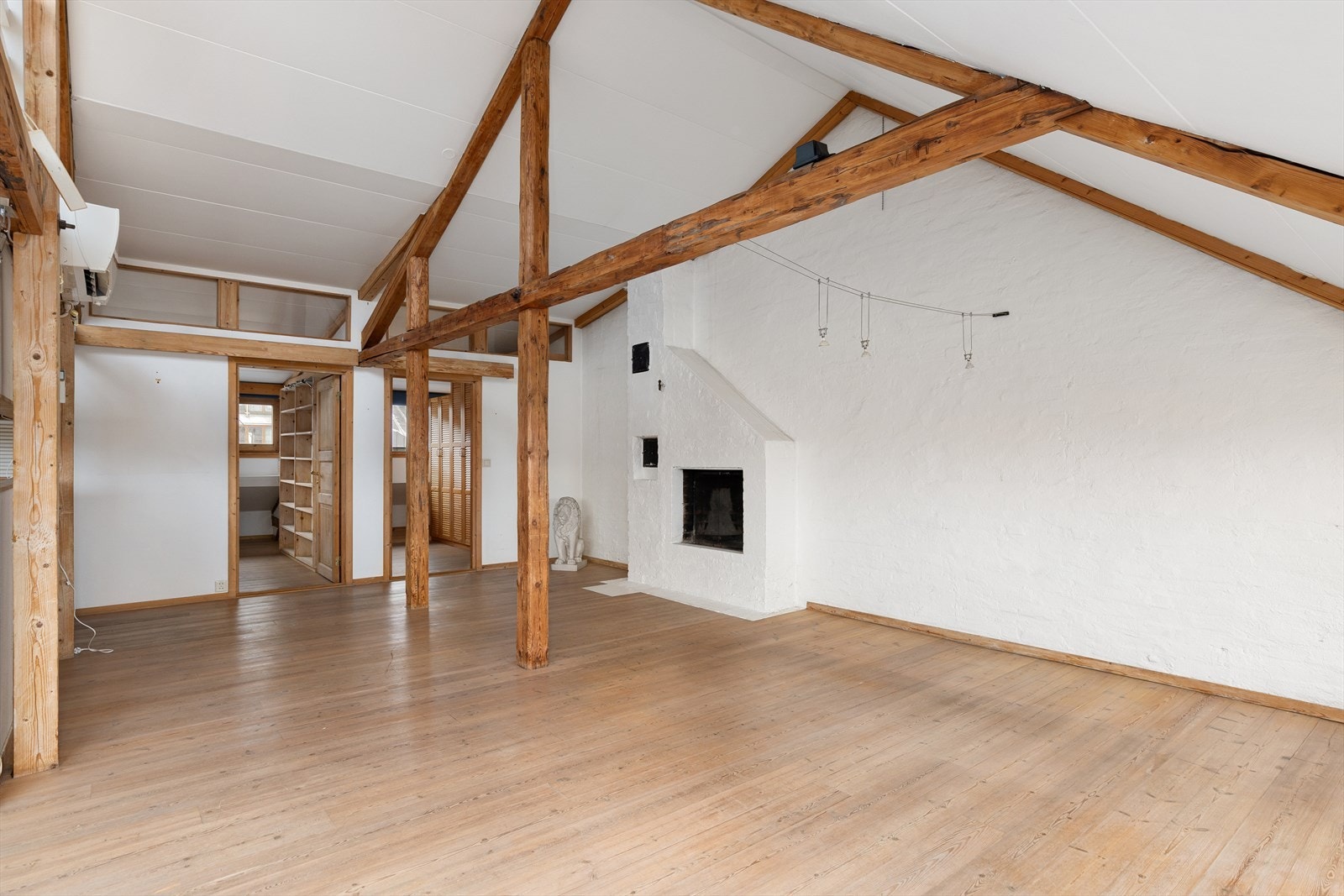 Stor stue med fin takhøyde og peis Galleribilde