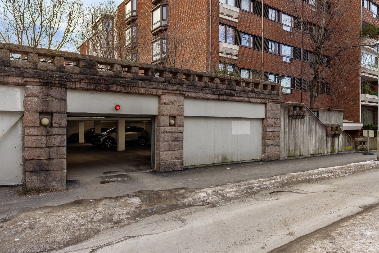 Ved kjøp av leiligheten fås opsjon på kjøp av garasjeplass med montert elbil-lader i Tidemands gate 28 (kun få minutters gange unna)- se mer info i prospektet Galleribilde