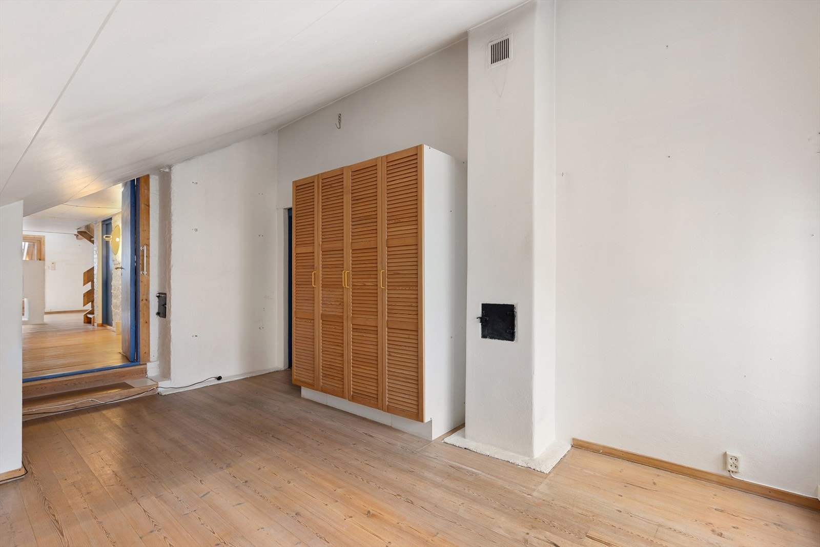 Hovedsoverom med faste skap og romslig lagringsrom i knevegg. Rømningsdør til baktrapp. Galleribilde