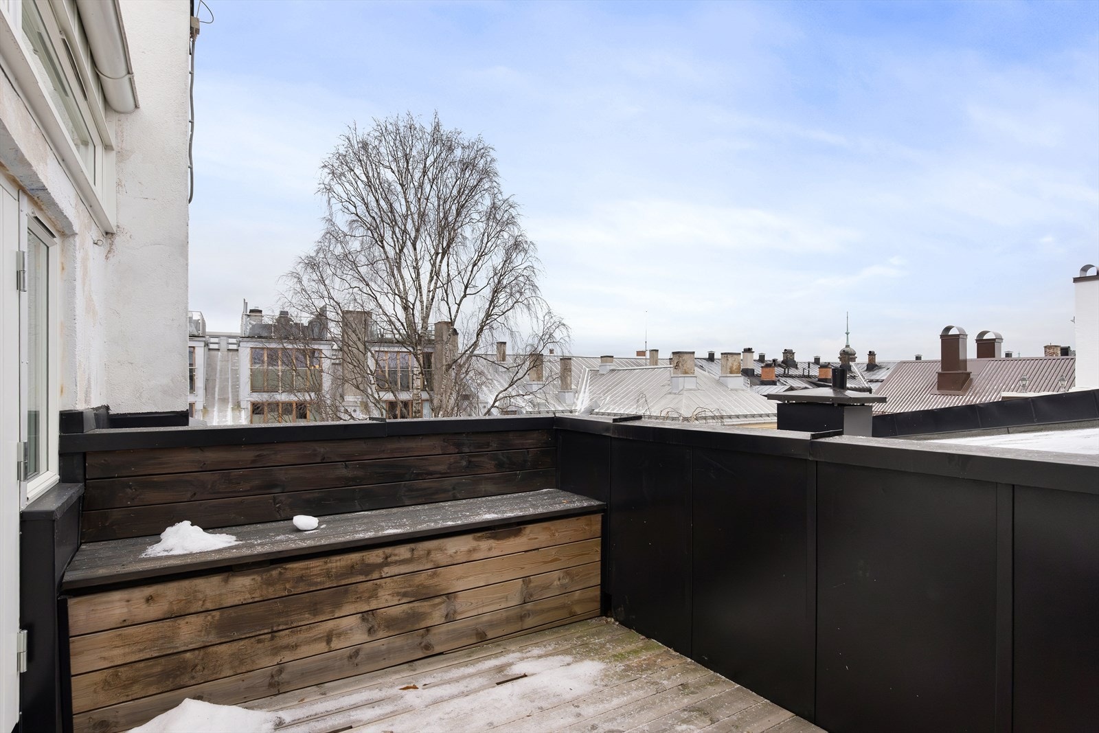 Takterrassen mot sydvest - den her også innbygget sittebenk Galleribilde