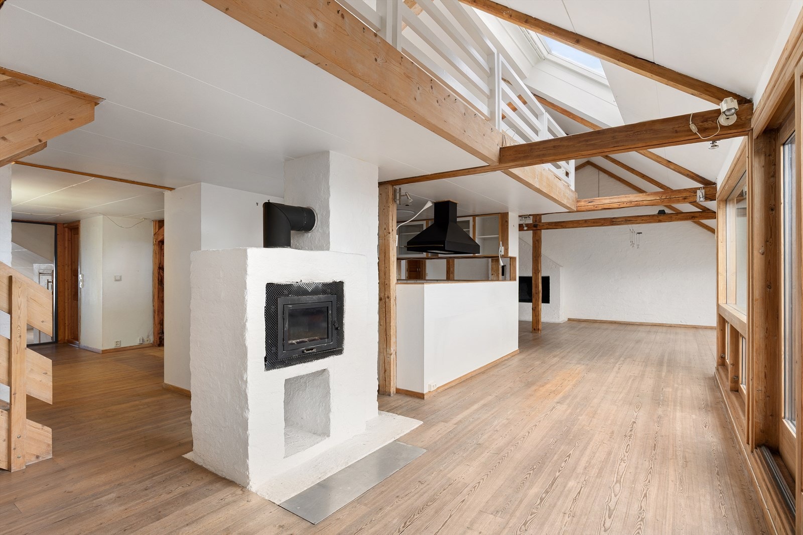 Fra spiseplass med peis ved kjøkkenet og den ene takterrassen Galleribilde