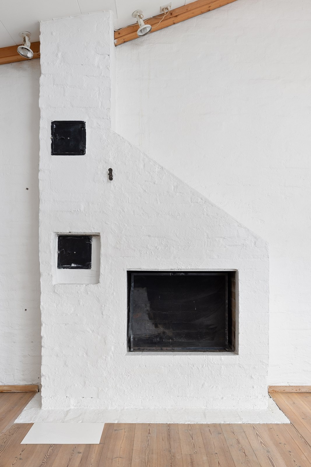 Stor stue med fin takhøyde og peis Galleribilde