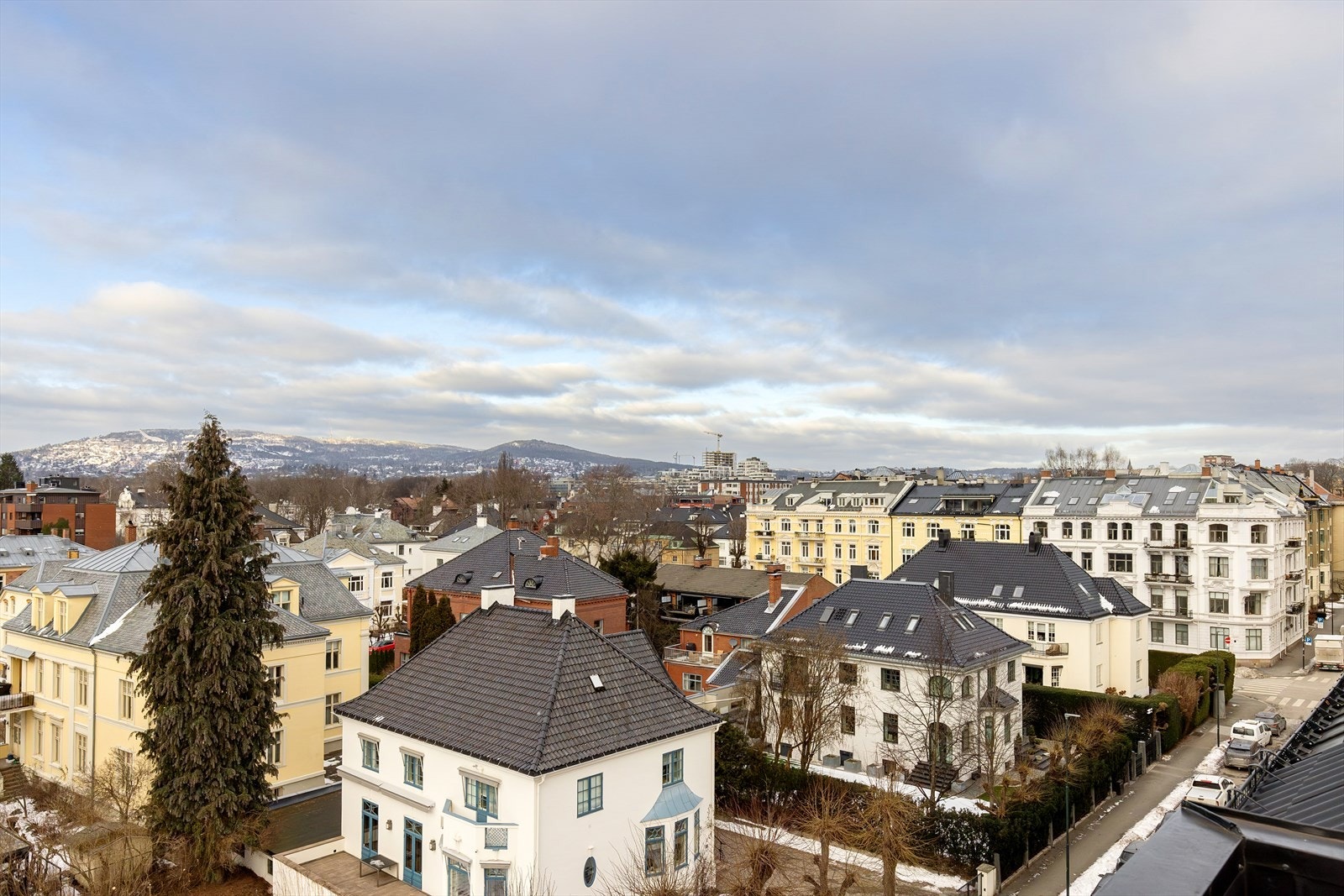 Attraktiv toppleilighet m/heis, sol og utsikt! Tårnrom/atelier, 2 peiser, 2 solrike terrasser. Garasje*. Oppussing. MÅ SEES! Galleribilde