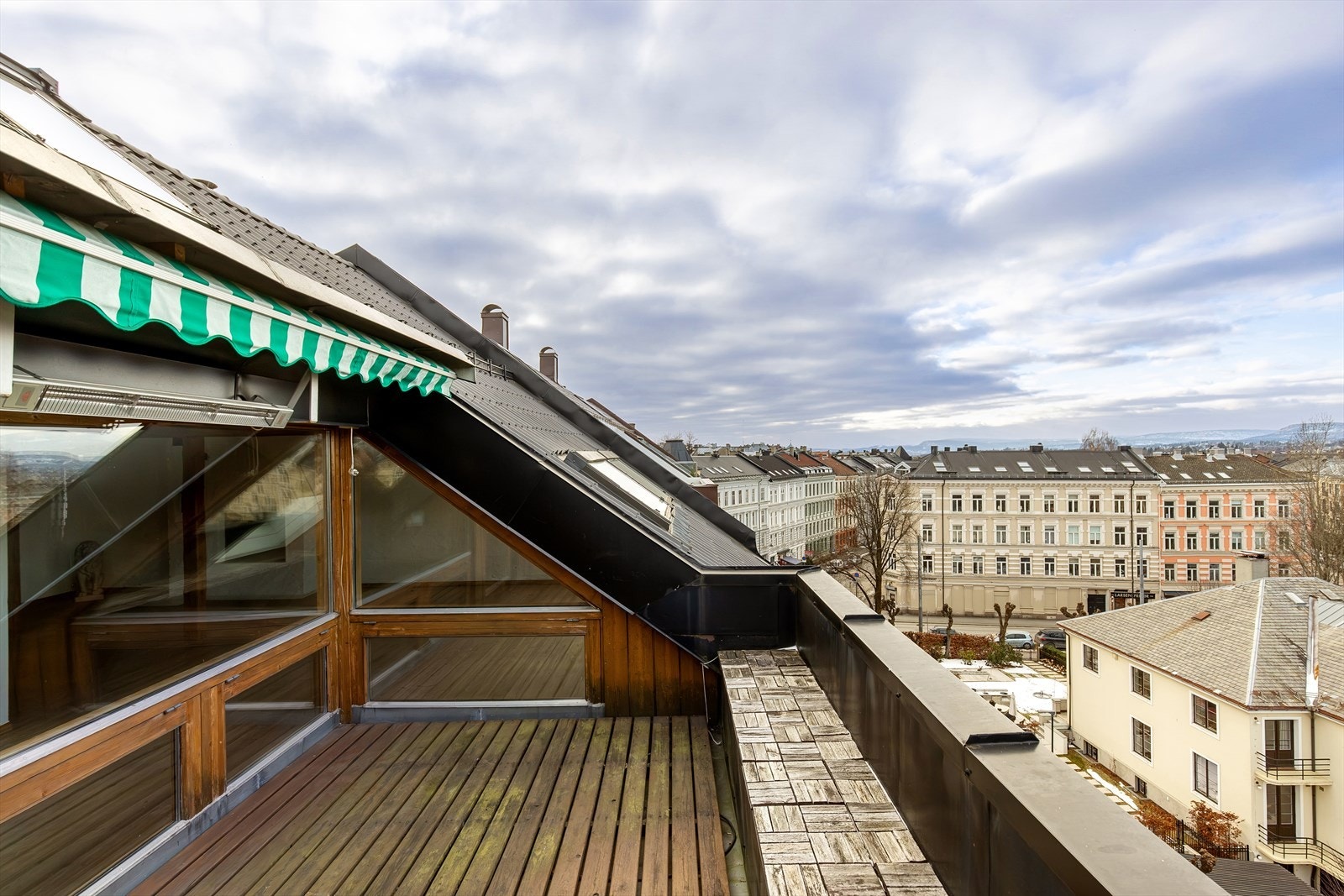 Romslig takterrasse med herlig sol og flott utsikt! Her mot vest med utgang direkte fra stue/kjøkken. Galleribilde