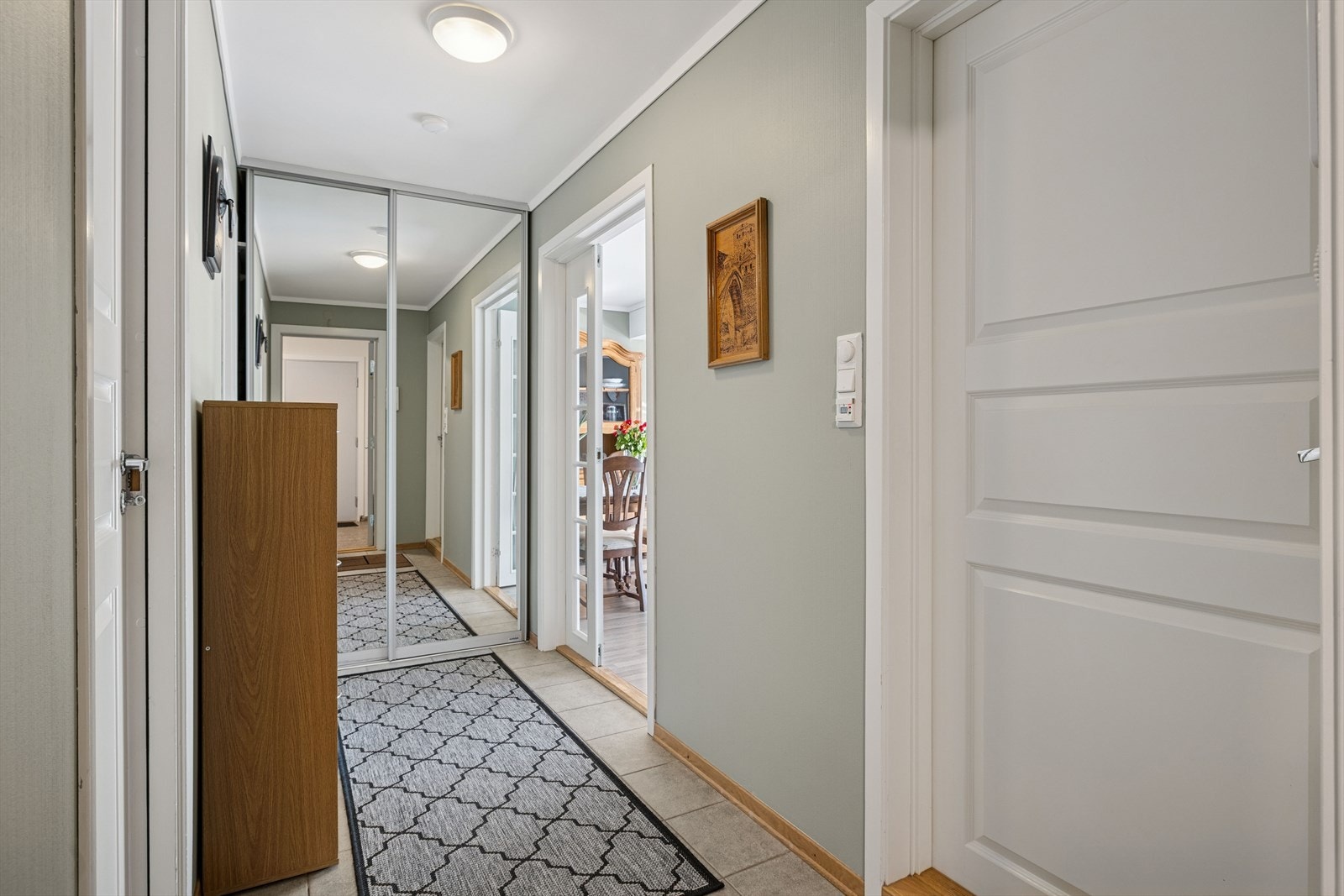 Romslig entre med oppheng bak skyvedører i speil Galleribilde