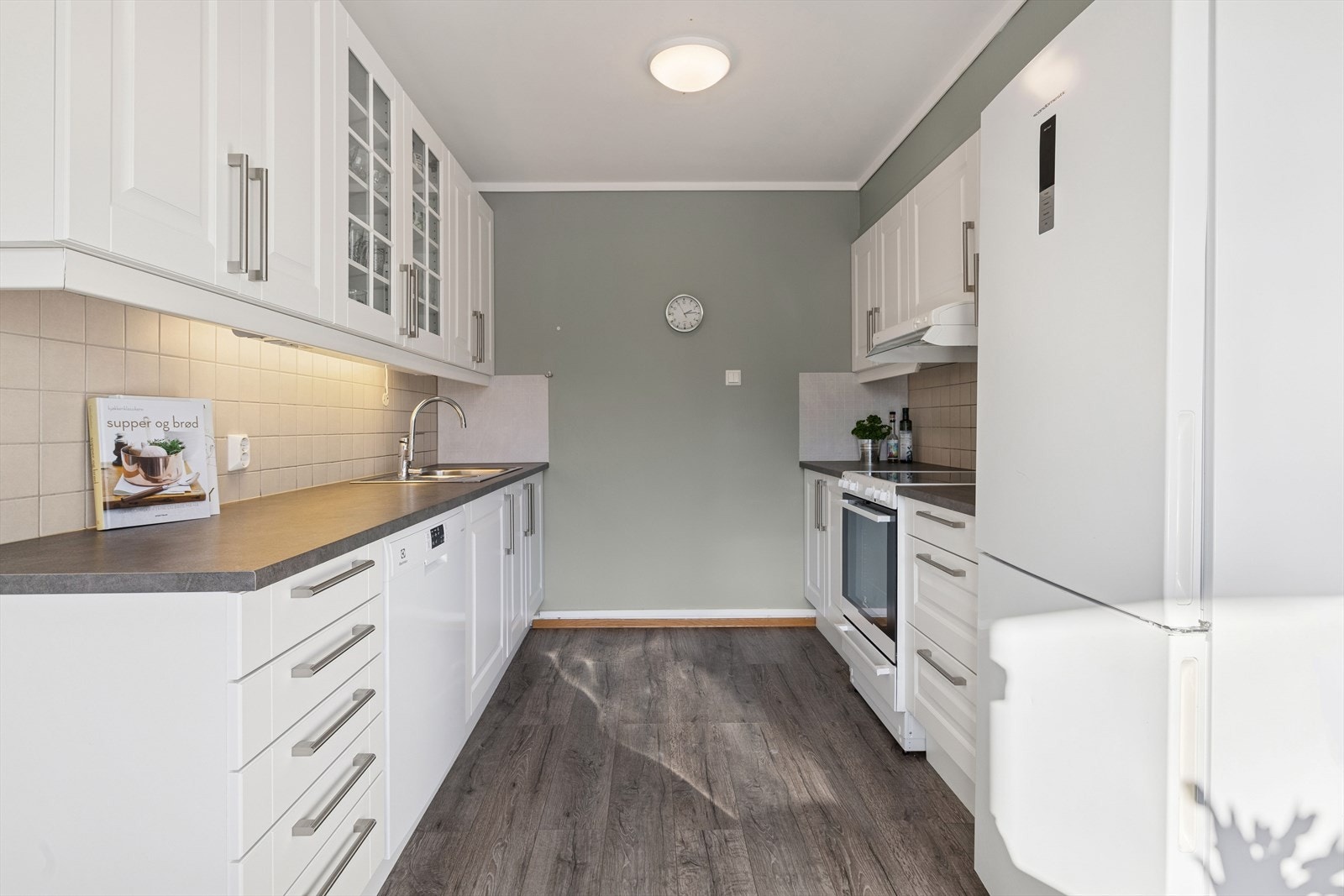 Rikelig med skap- og benkplass. Galleribilde