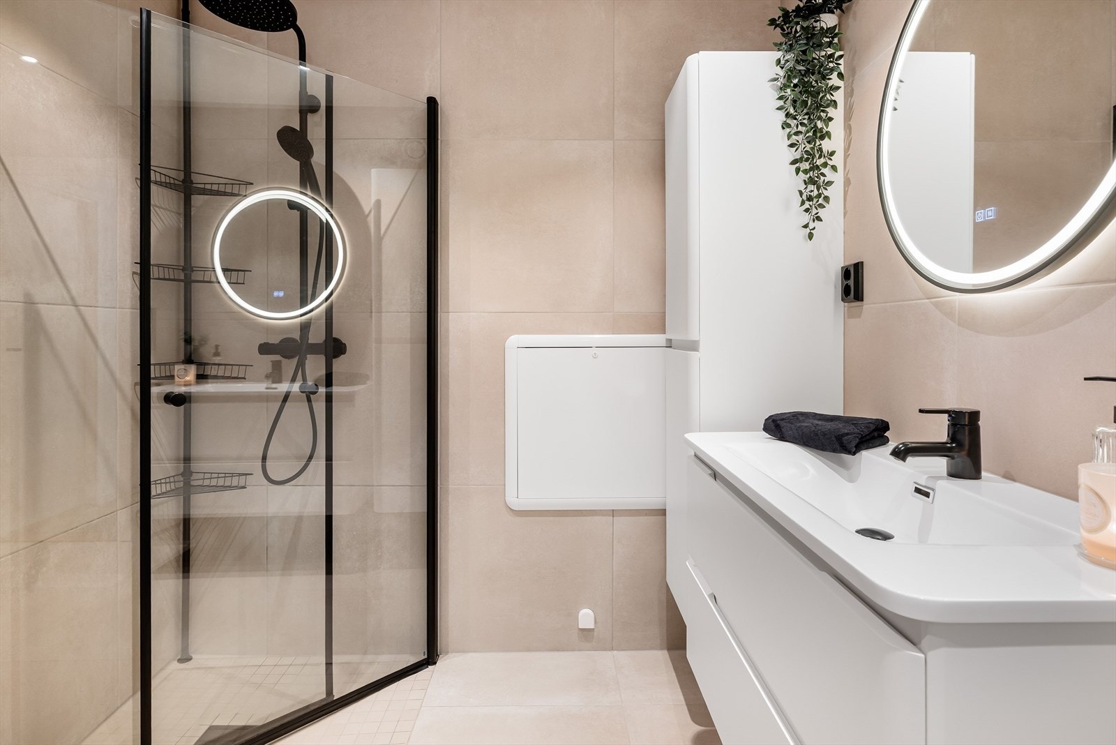 Leiligheten har et meget lekkert bad med store fliser på både gulv og vegg. I gulvet er det elektriske varmekabler. Galleribilde