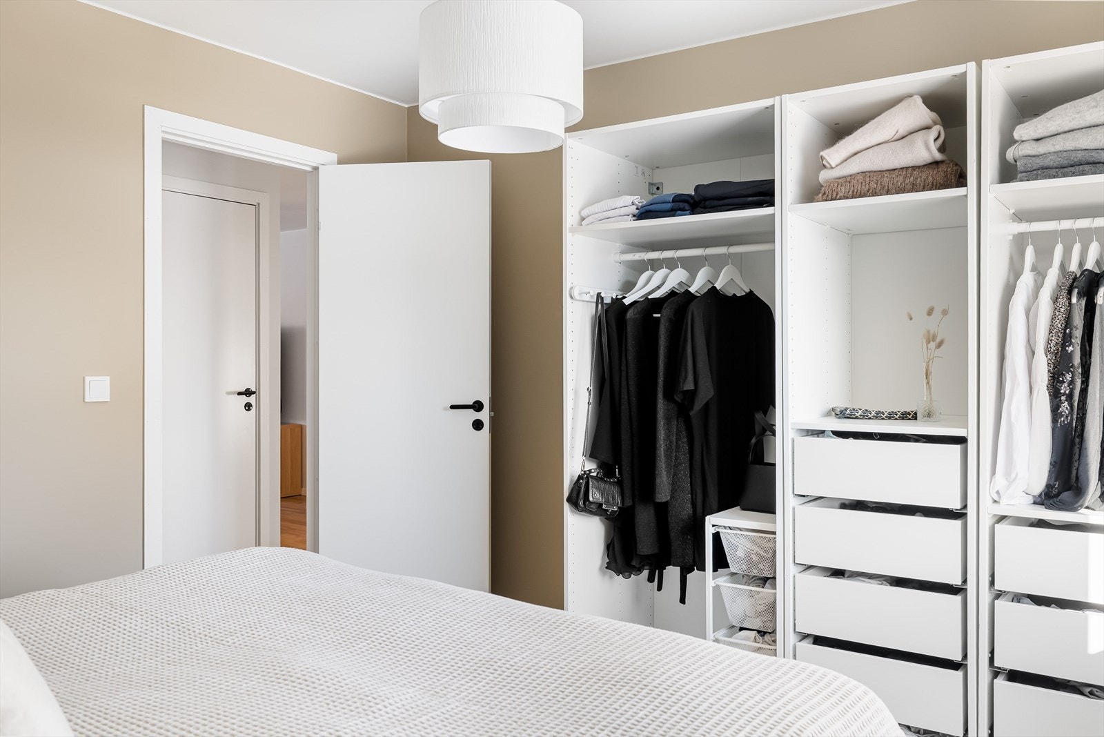 Det er satt inn garderobeskap med innredning for god oversikt. Galleribilde