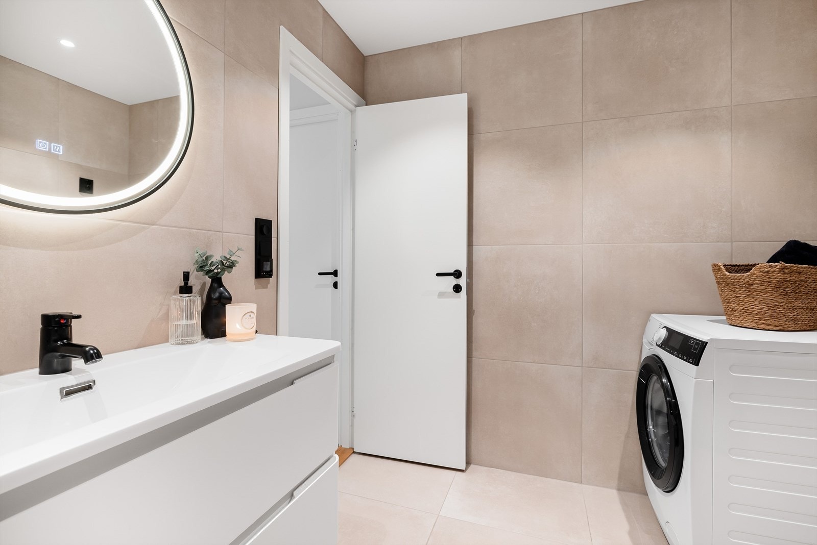 Badet har i tillegg opplegg og god plass for vaskemasin. Galleribilde