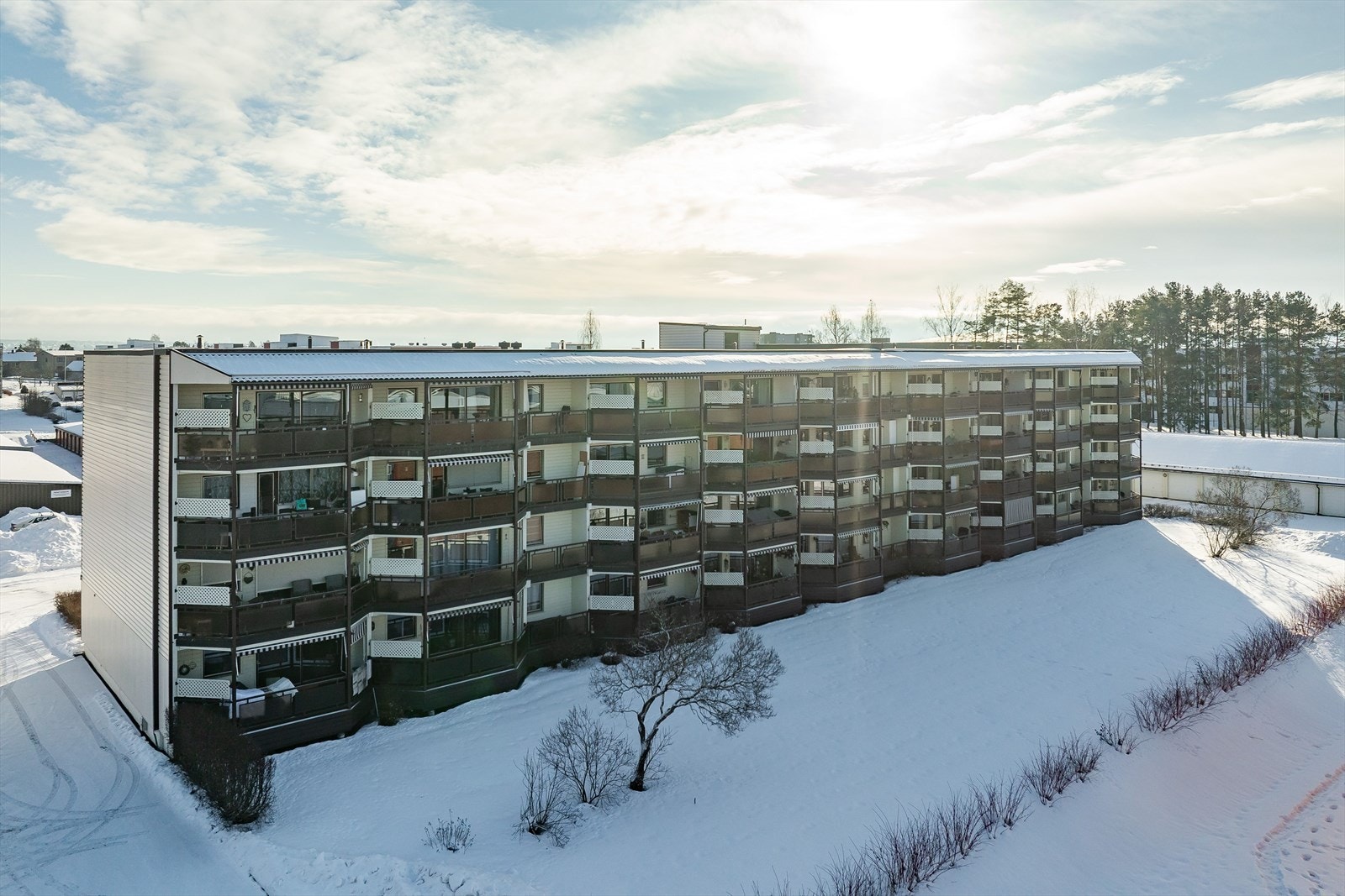 Leiligheten ligger i bygget 1. etasje i et etablert og veldrevet borettslag på Hamar vest. Galleribilde