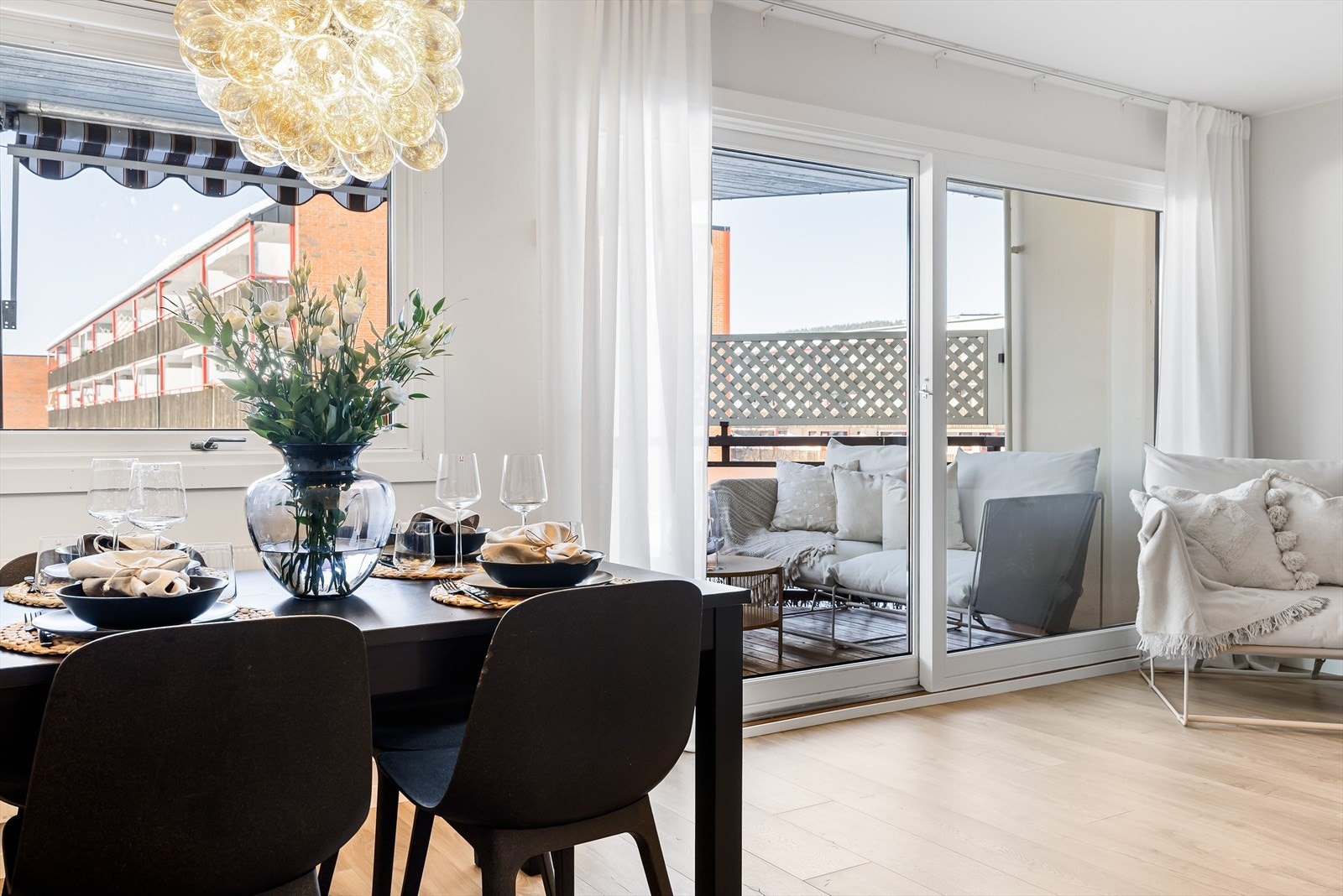 Videre mot kjøkkenet finner du den naturlige plassen for spisebordet. Galleribilde