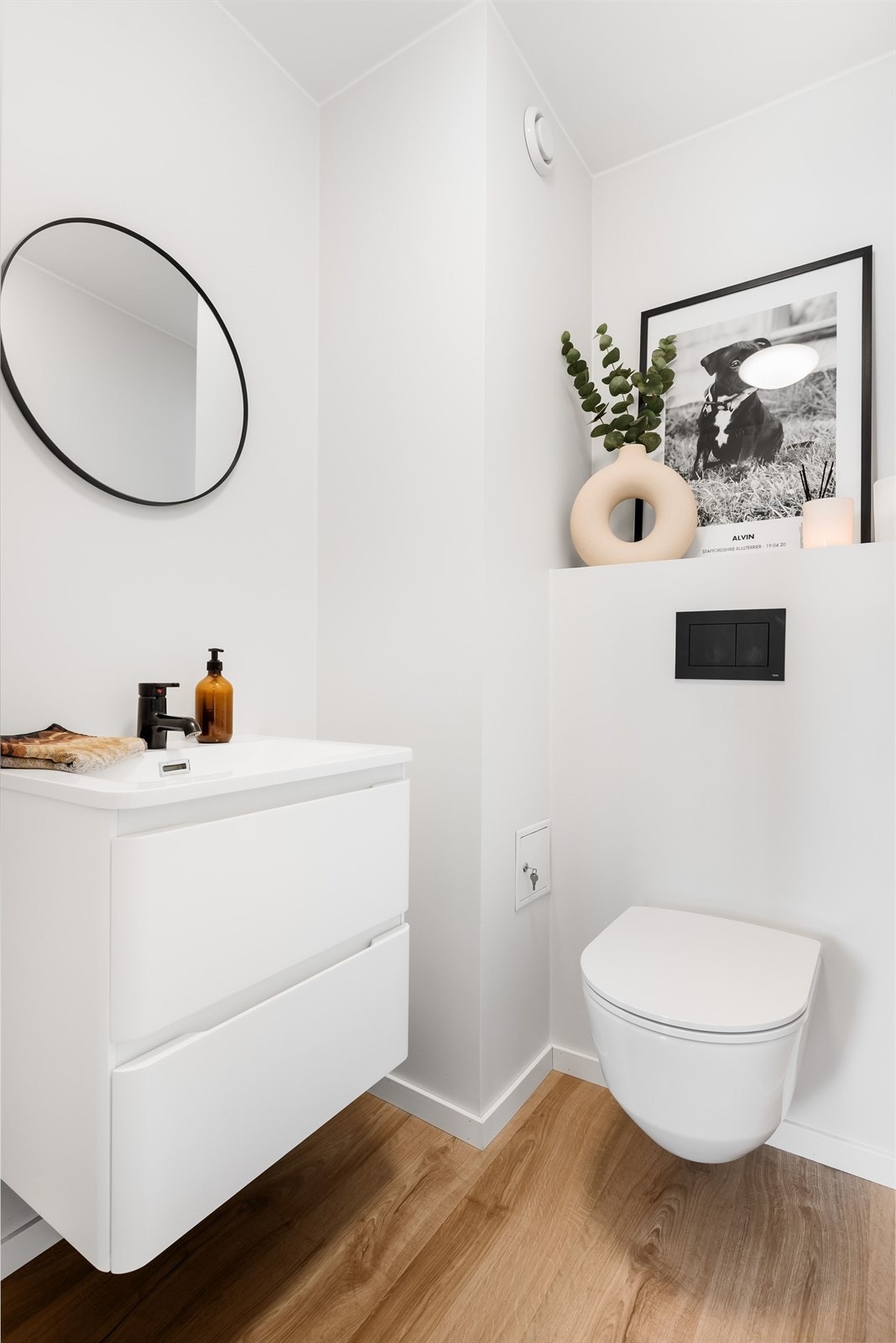 Vegg i vegg med badet er det et separat toalettorm med vegghengt toalett og baderomsinnredning i samme utførelse som på badet. Galleribilde