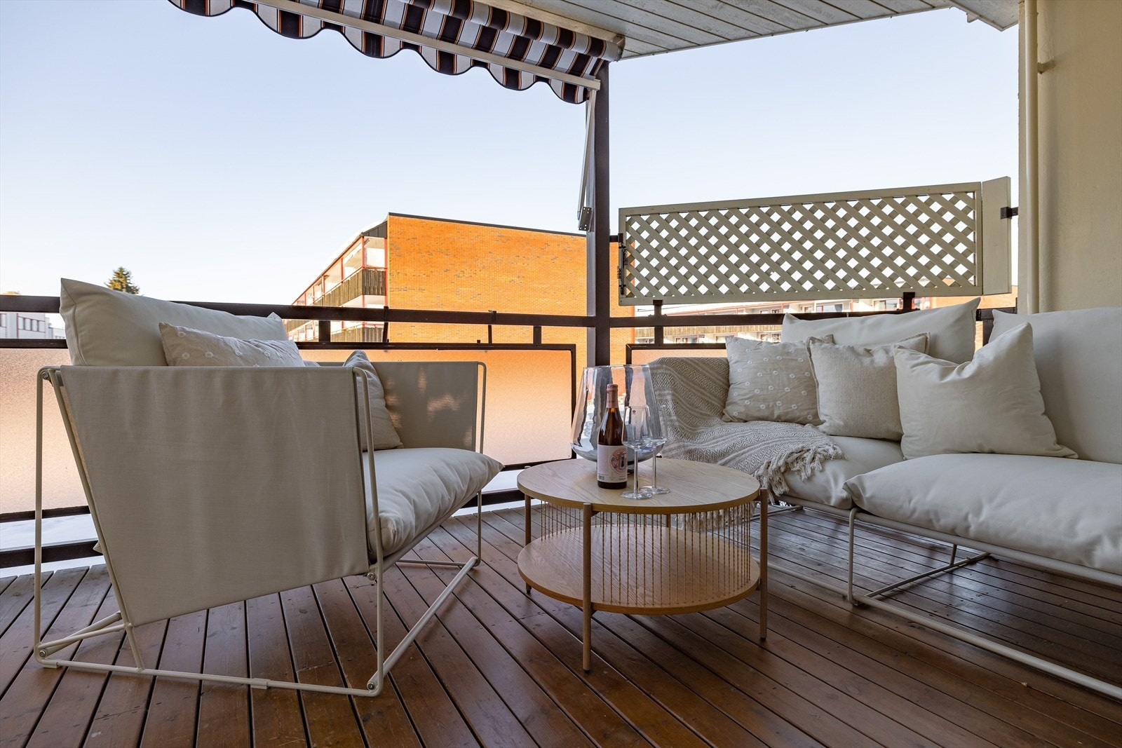 Verandaen er på ca. 13 kvm og er overbygd. Det er plass for utemøbler og annet ønskelig for å skape et hyggelig utemiljø. Galleribilde