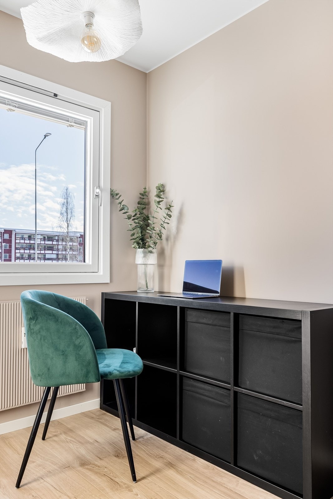 Dette er det minste av de tre rommene, men har likevel plass itl seng og annet ønskelig. Galleribilde