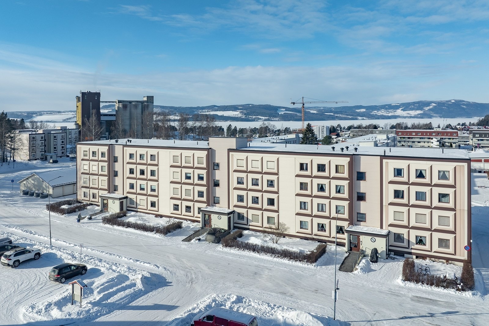 Fra leiligheten er det kort vei til det meste du trenger i hverdagen. Dagligvarebutikker, bussforbindelse, turmuligheter og idrettshaller for å nevne noe, ligger kun noen hundre fra leiligheten. Galleribilde