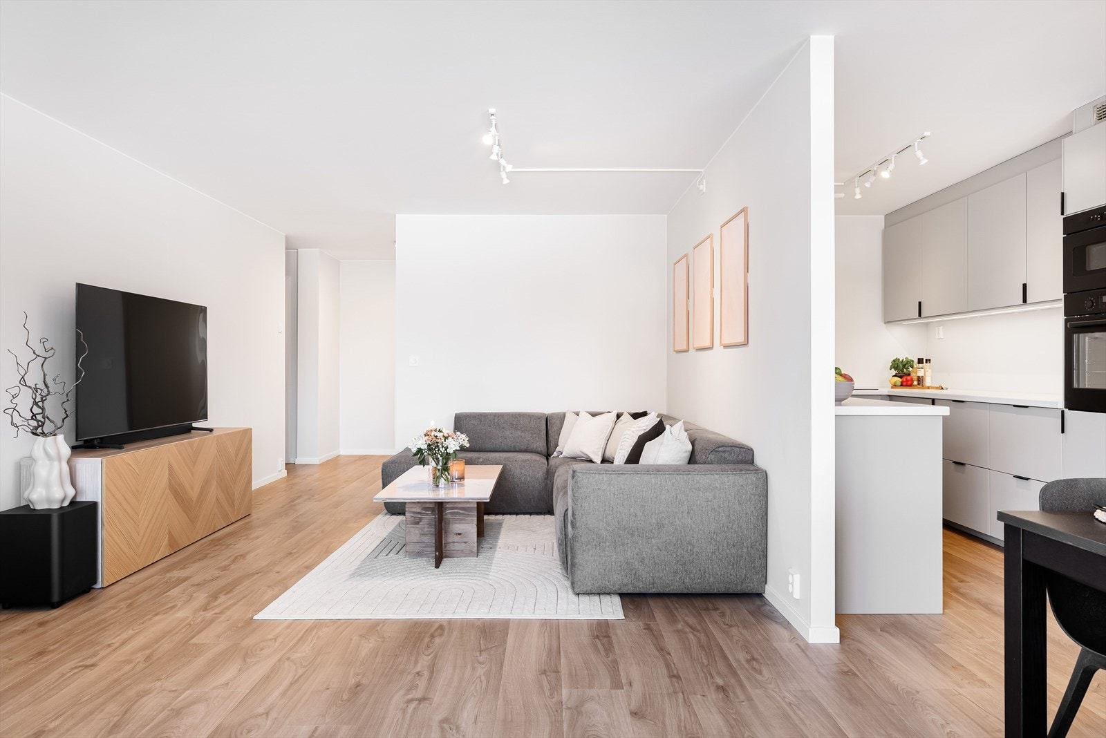 Leiligheten er pusset opp i sin helhet i 2024 og fremstå som meget delikat og moderne. Galleribilde