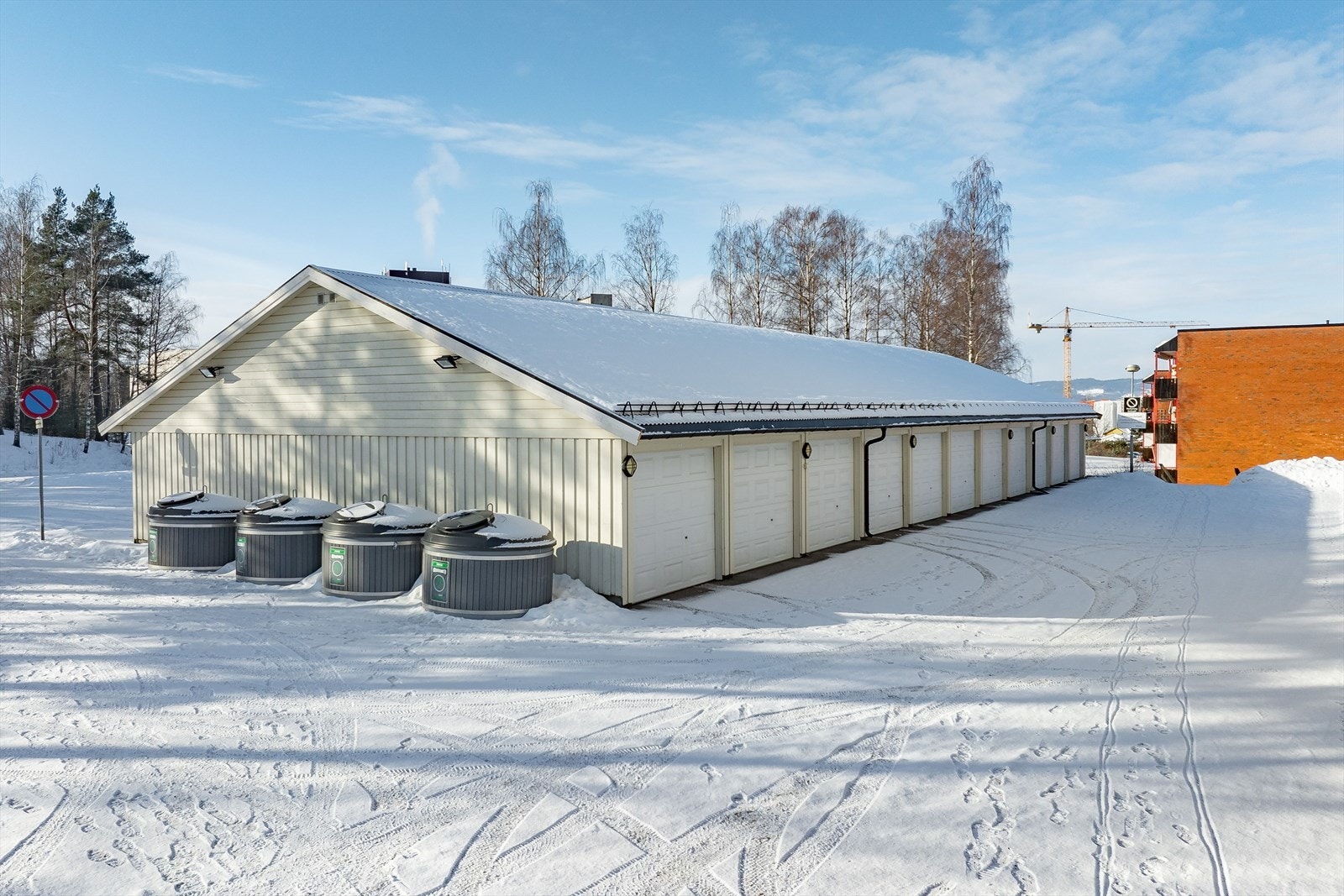 Det er mulighet for leie av garasjeplass i via borettslaget etter ventelisteprinsippet. Galleribilde