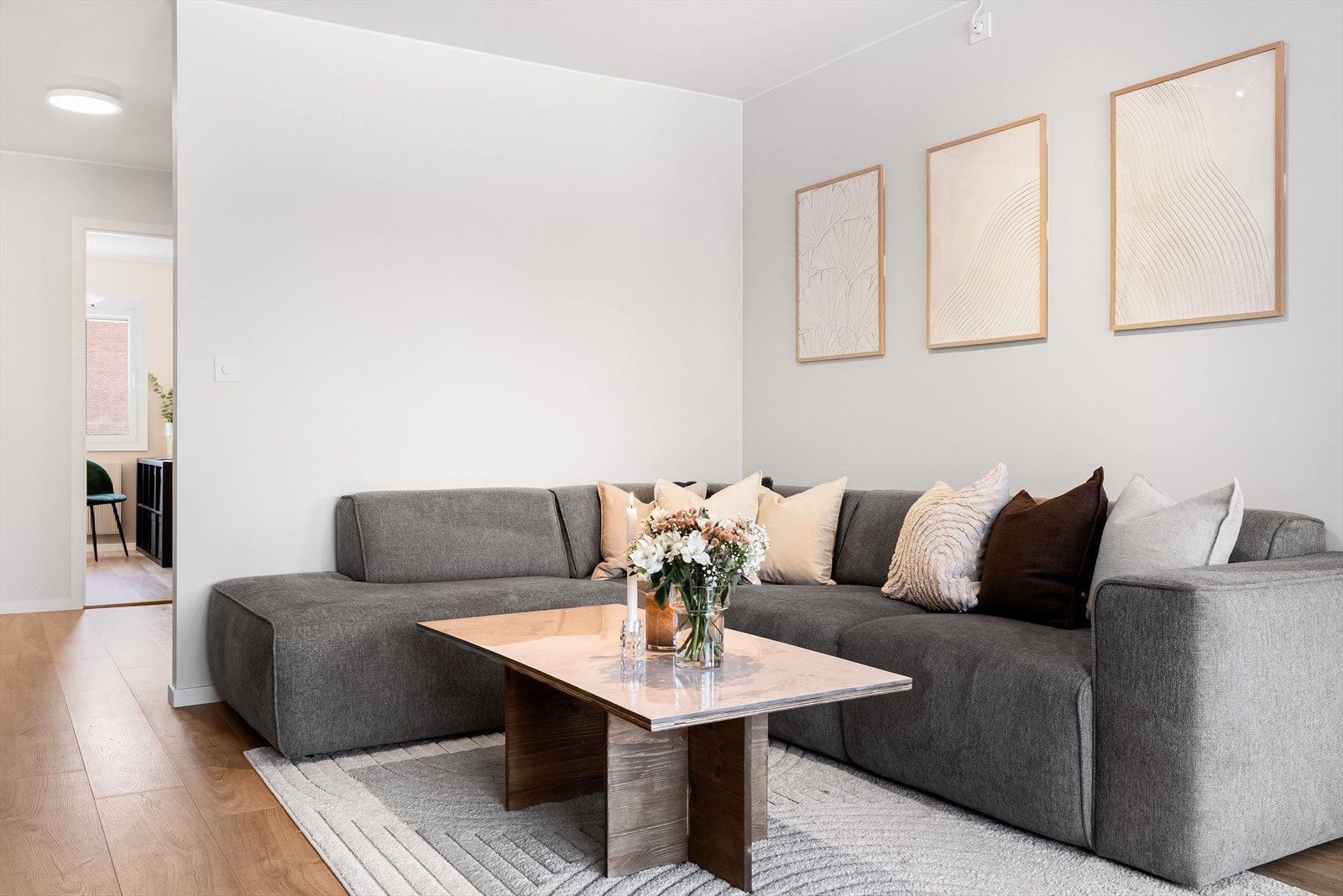 Dette er en fin og naturlig plass for en herlig sofagruppe. Galleribilde