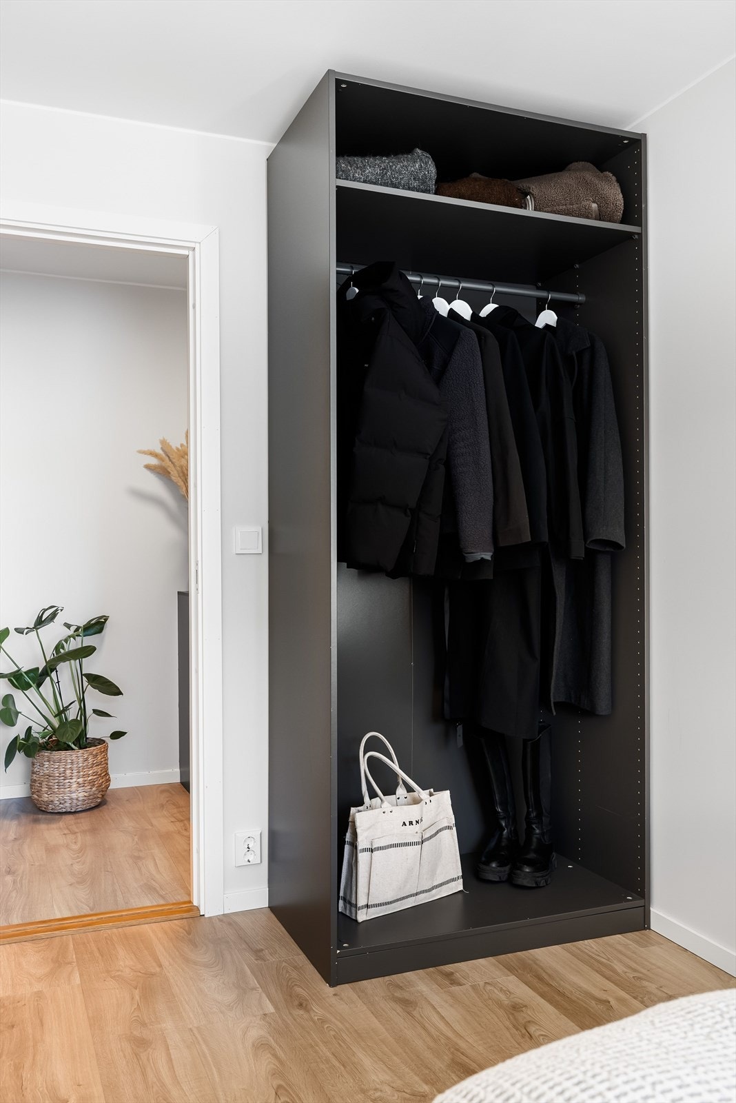 Et garderobeskap er allerede plassert i rommet. Galleribilde