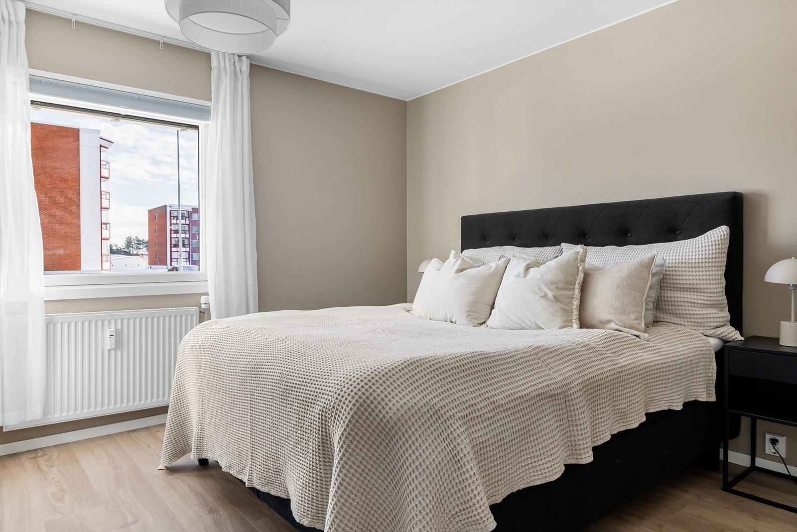 Leiligheten har tre soverom, alle malt i duse og delikate farger. Galleribilde