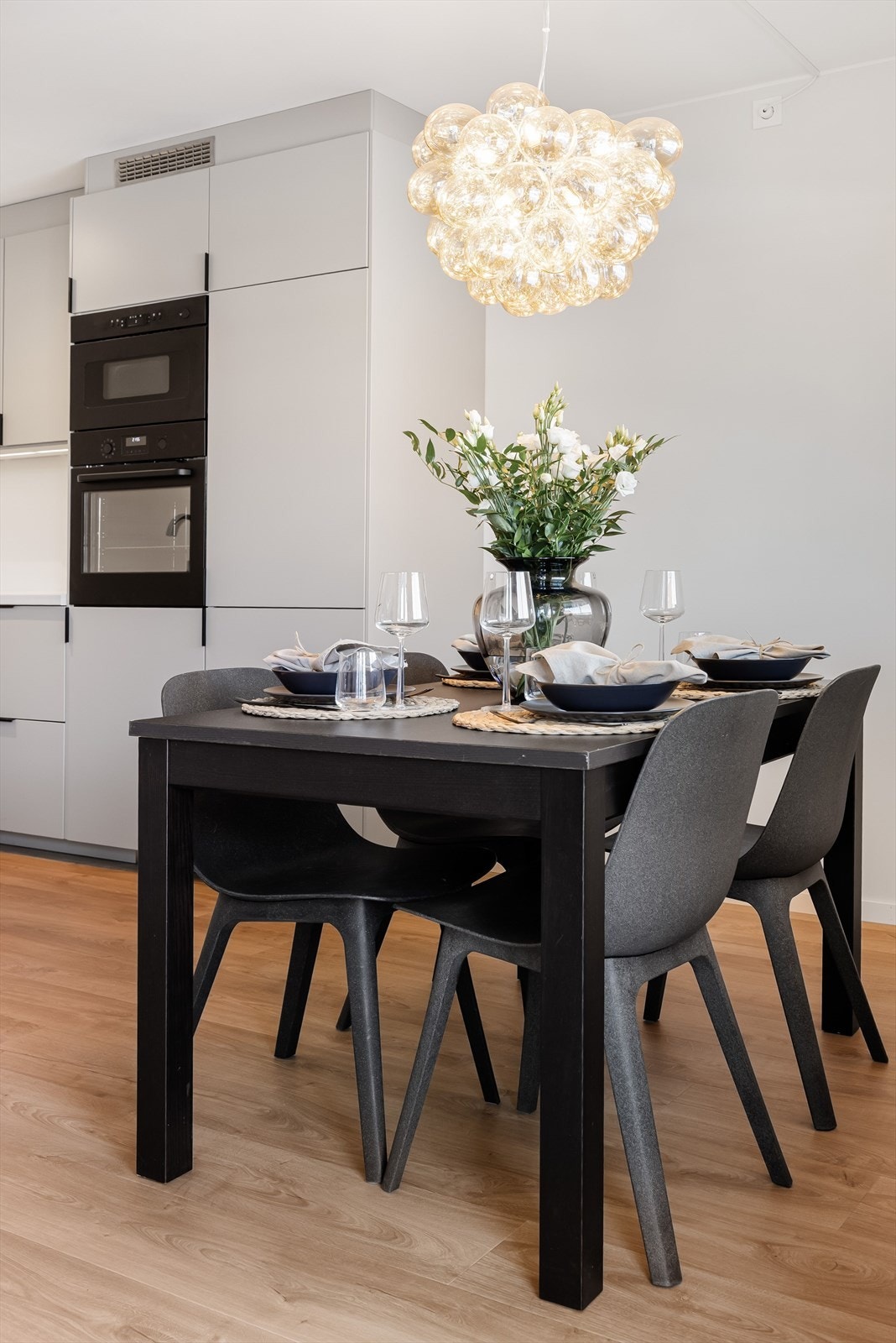 Denne delen av stua binder kjøkken og stue sammen på en god måte, samtidig som kjøkkenet er litt adskilt. Galleribilde