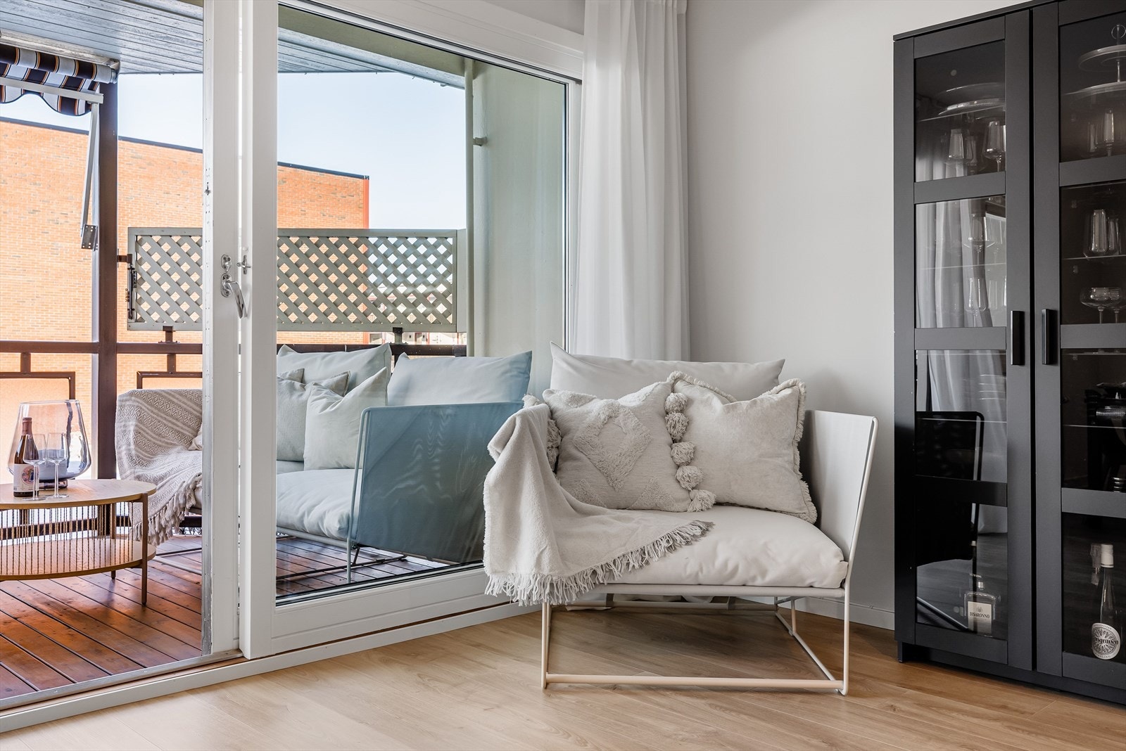 Fra stua er det utgang via skyvedør til verandaen. Galleribilde