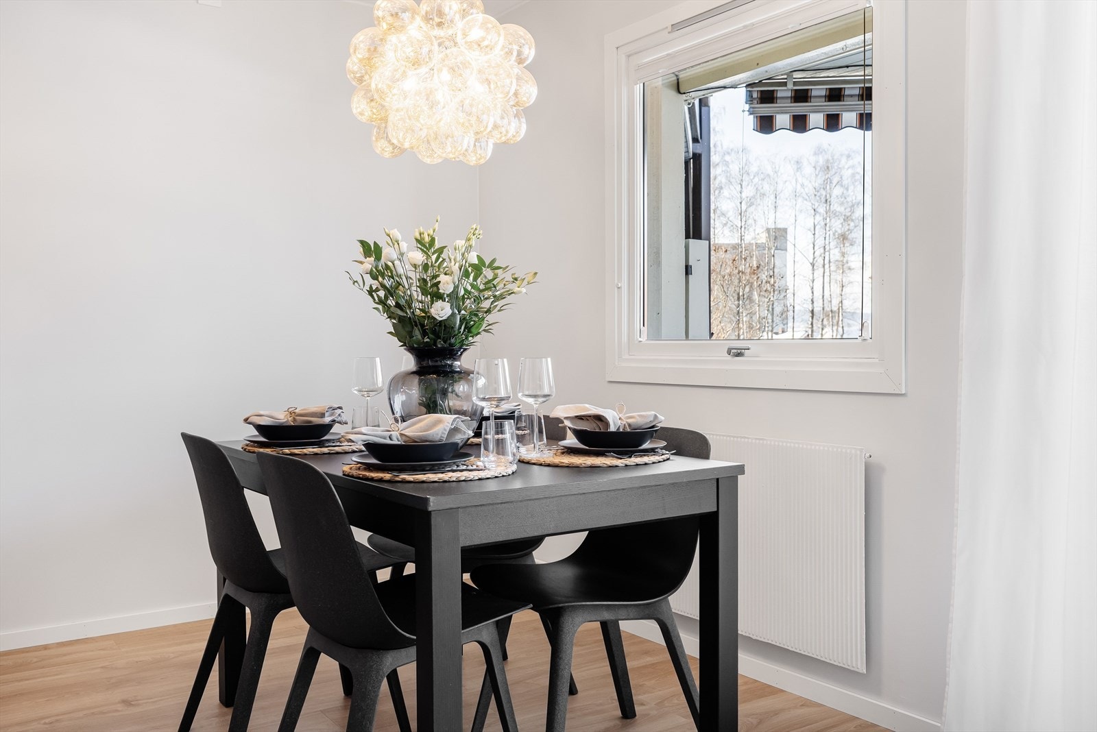 Leiligheten varmes hovedsakelig opp med fjernvarme til radiatorer. Galleribilde