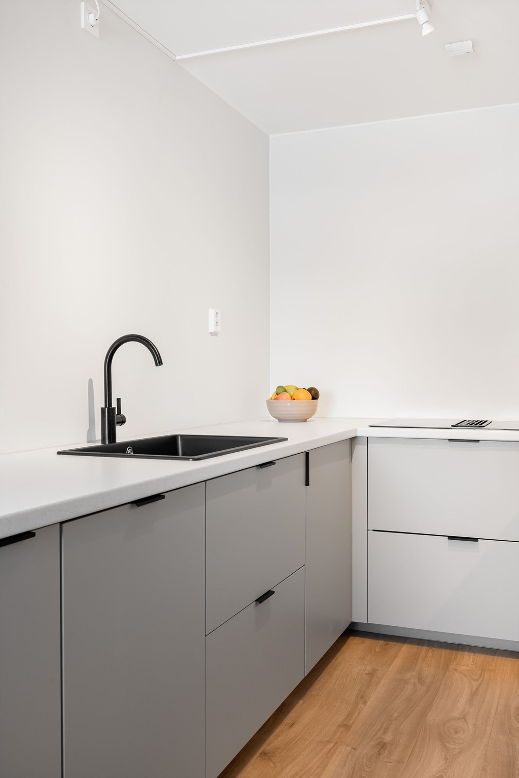 Lys og stilig benkeplate i laminat med nedfelt oppvaskkum. Galleribilde