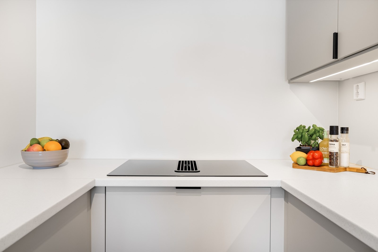 Stilrent kjøkken fra IKEA. Her ser du den nedfelte platetoppen med integrert kullfilter slik at du slipper en overhengende ventilator. Galleribilde