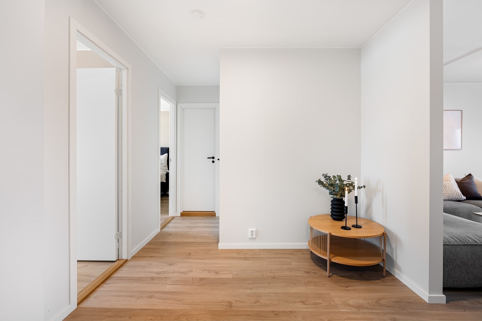 Videre kommer du til en åpen gang som leder videre inn i alle leilighetens rom. Her er innredningsmulighetene mange, alt etter som hva dine behov og ønsker er. Galleribilde