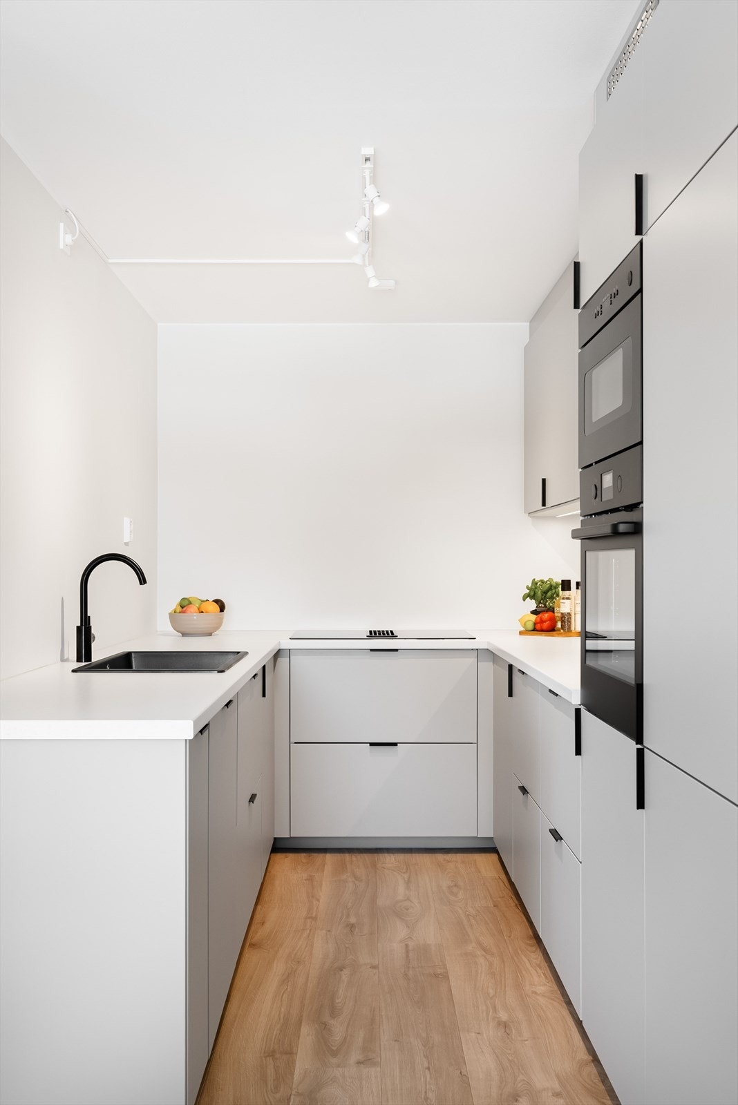 Kjøkkenet har en praktisk hesteskoløsning som gir godt med skap og benkeplass. Galleribilde