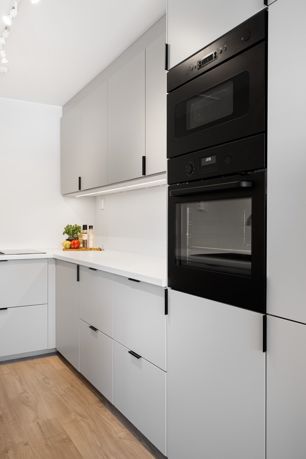 Stekeovn,mikrobølgeovn, platetopp, oppvaskmaskin og kjøleskap med fryser er integrert og medfølger i handelen. Galleribilde