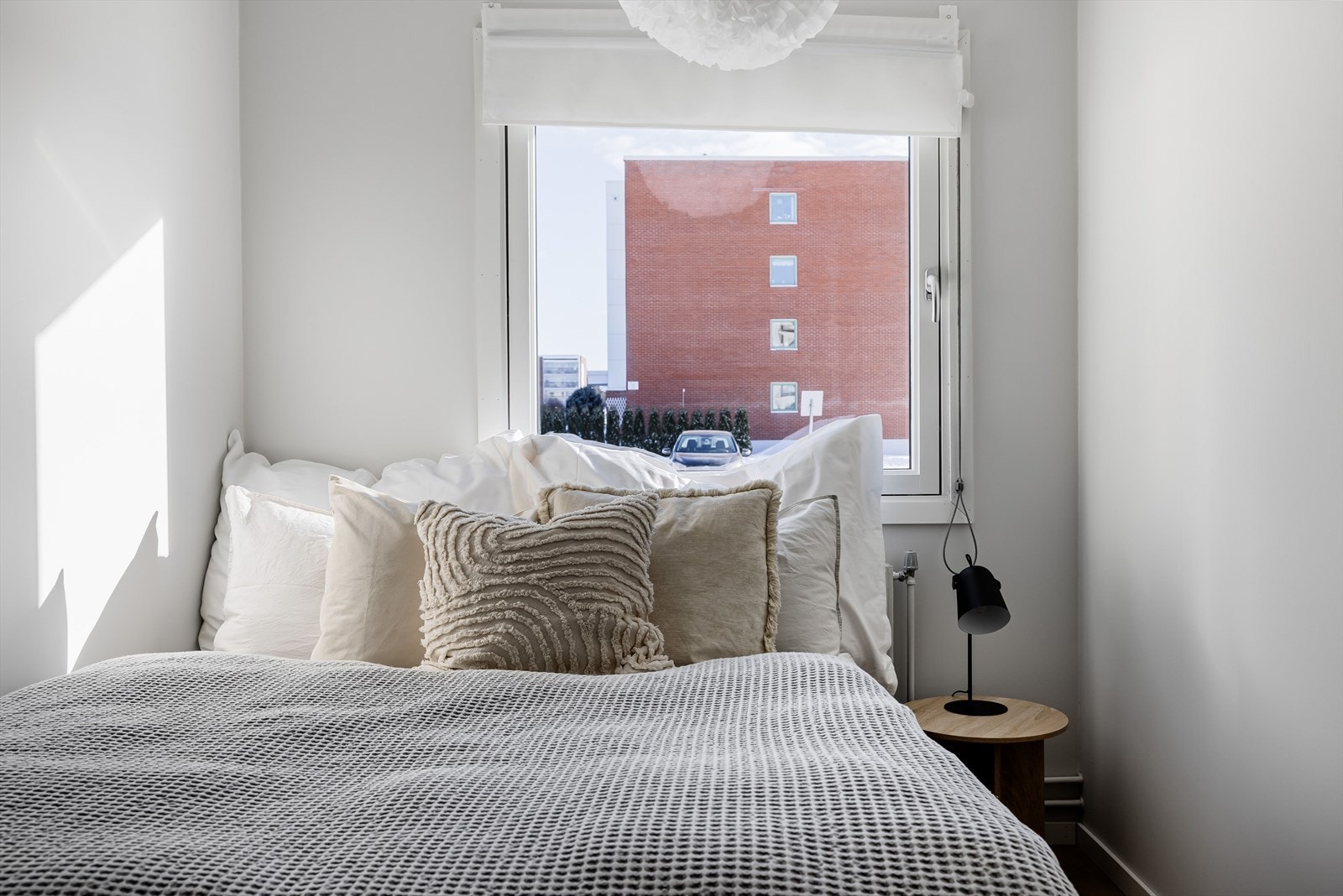 Soverom nummer to har også plass til seng av god størrelse med tilhørende nattbord. Galleribilde