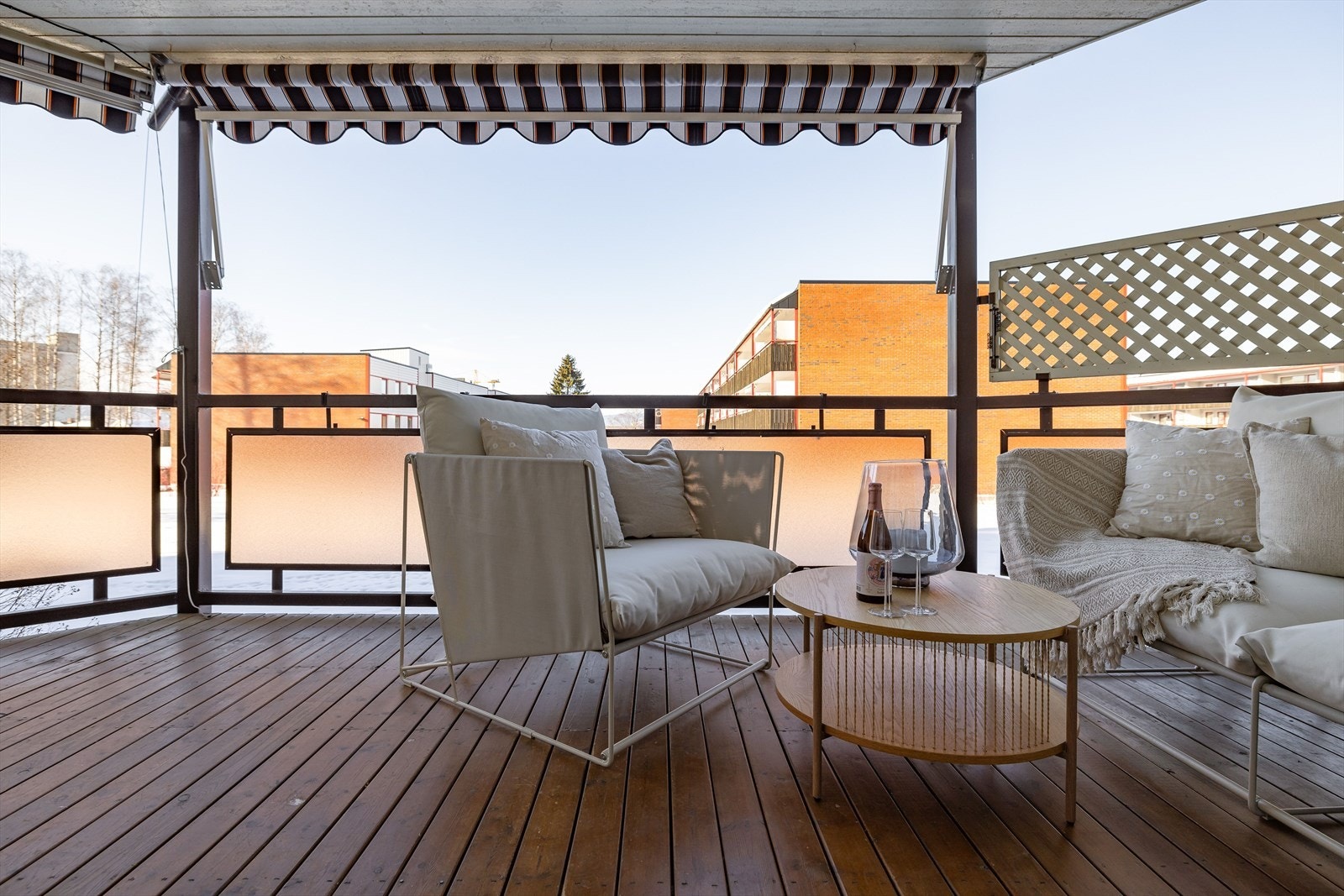 Verandaen er vendt mot vest noe som gir gode solforhold utoer ettermiddag og kveld. Galleribilde