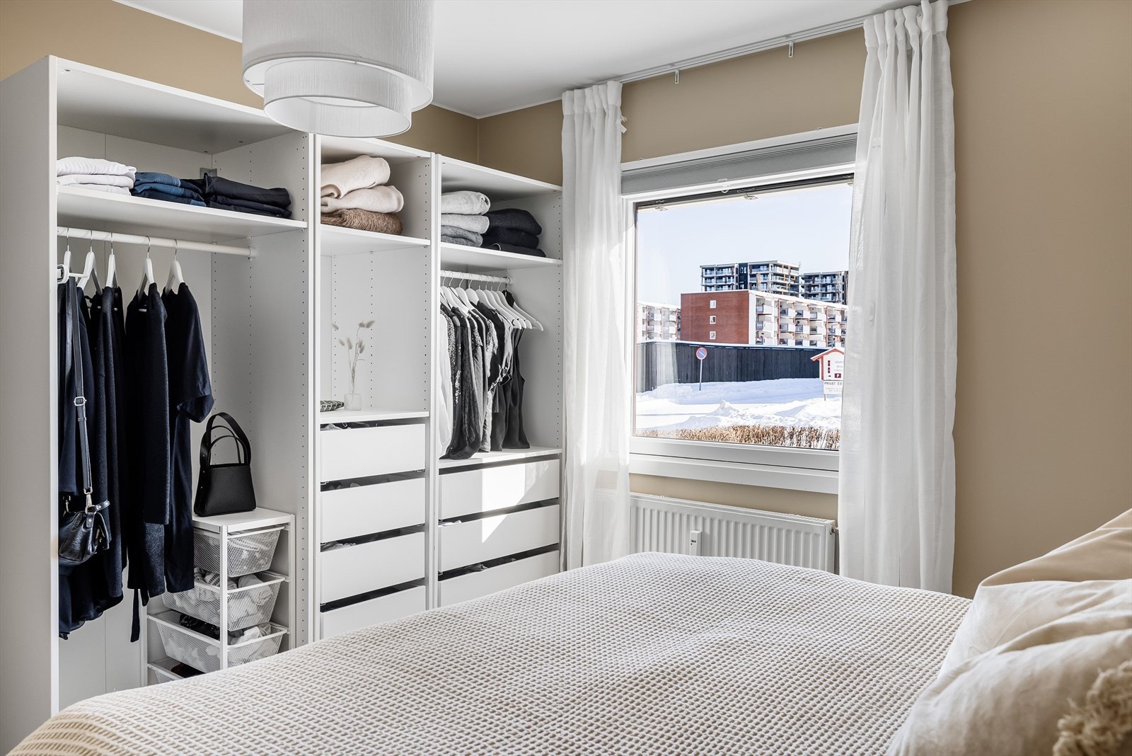 Dette er det største rommet hvor det er god plass til en romslig dobbetlseng med tilhørende nattbord. Galleribilde