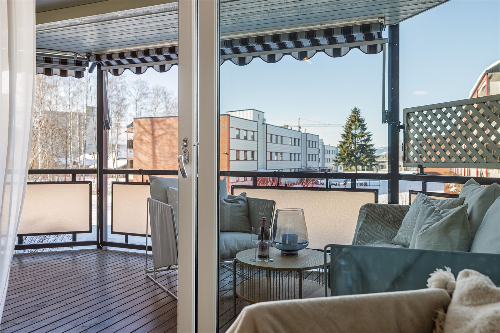 Det er montert terrassemarkise om det skulle være behov for solskjerming. Galleribilde