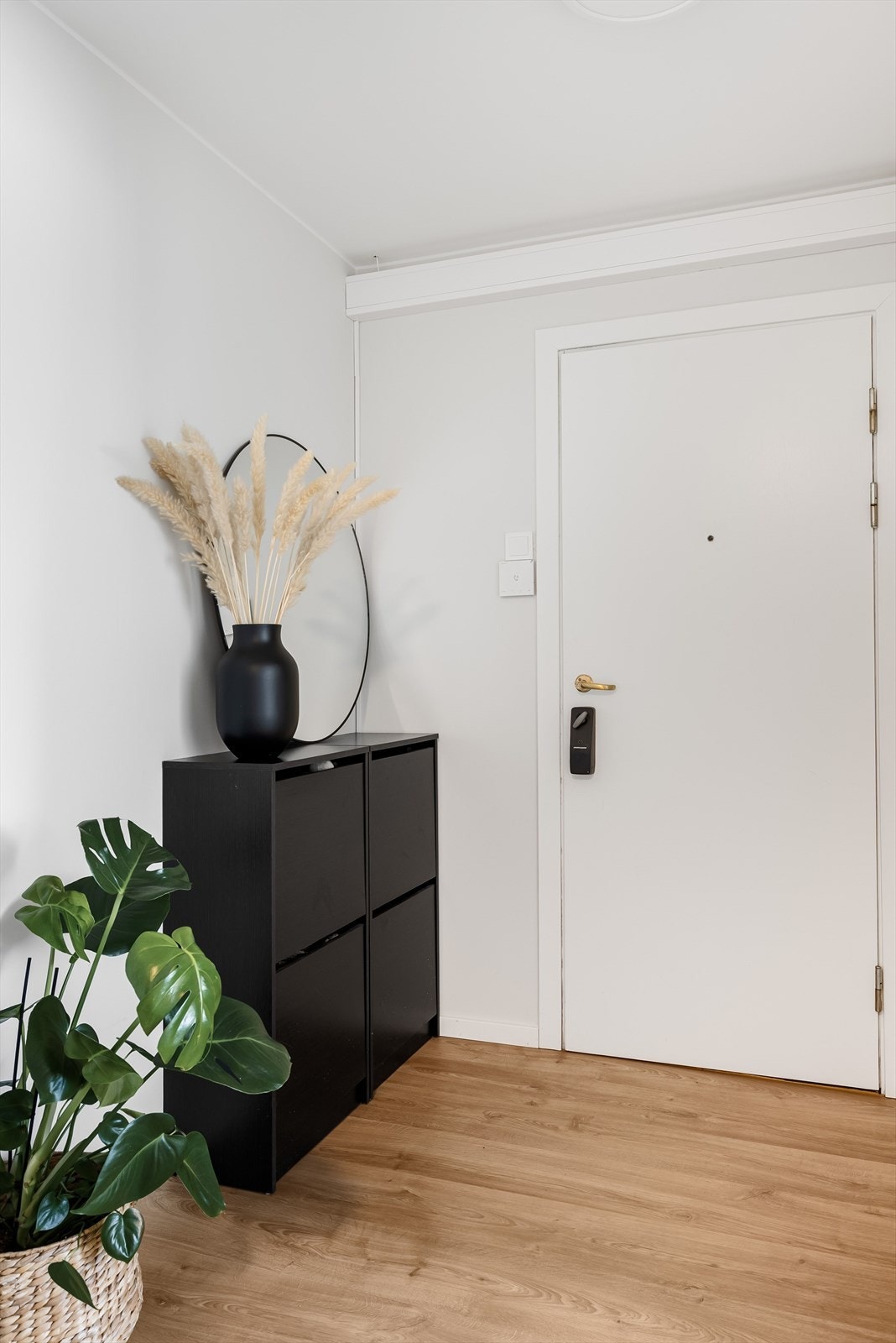 Leiligheten har en lys entre med plass til skoskap og andre ønskelige entrémøbler. Galleribilde