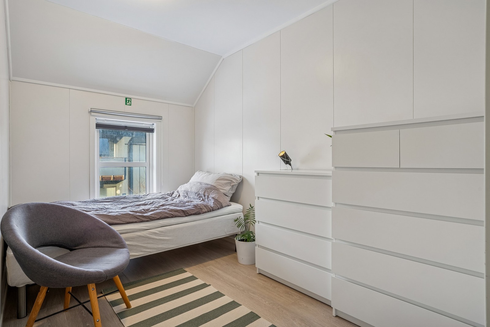 Soverom nr 2 har også vindu mot vest. 2 fine rom Galleribilde