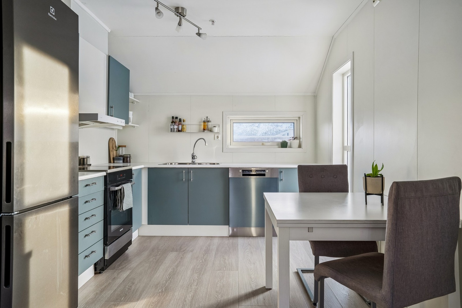 Kjøkkenet er praktisk og tar liten plass Galleribilde