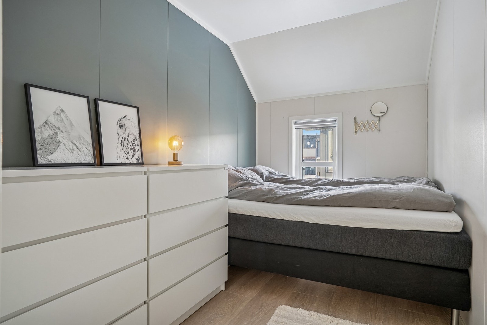 Hovedsoverom har vindu mot vest Galleribilde