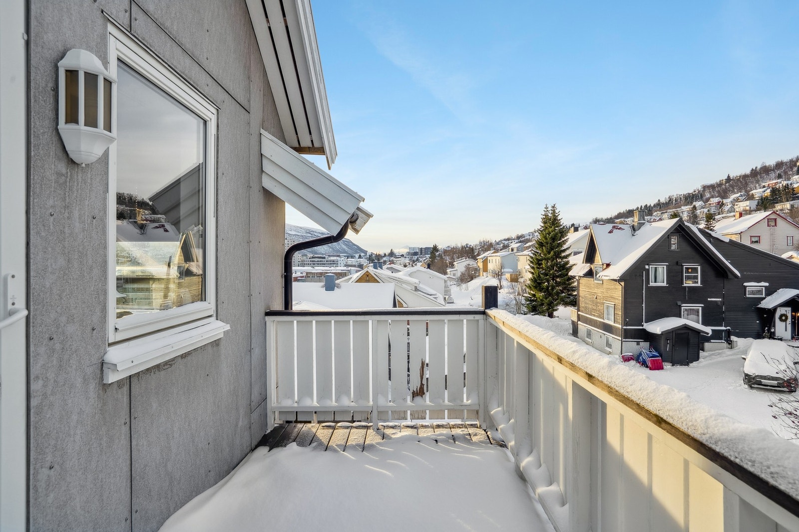 Her har du sol etter 12-13 og utover kvelden midt på sommeren Galleribilde