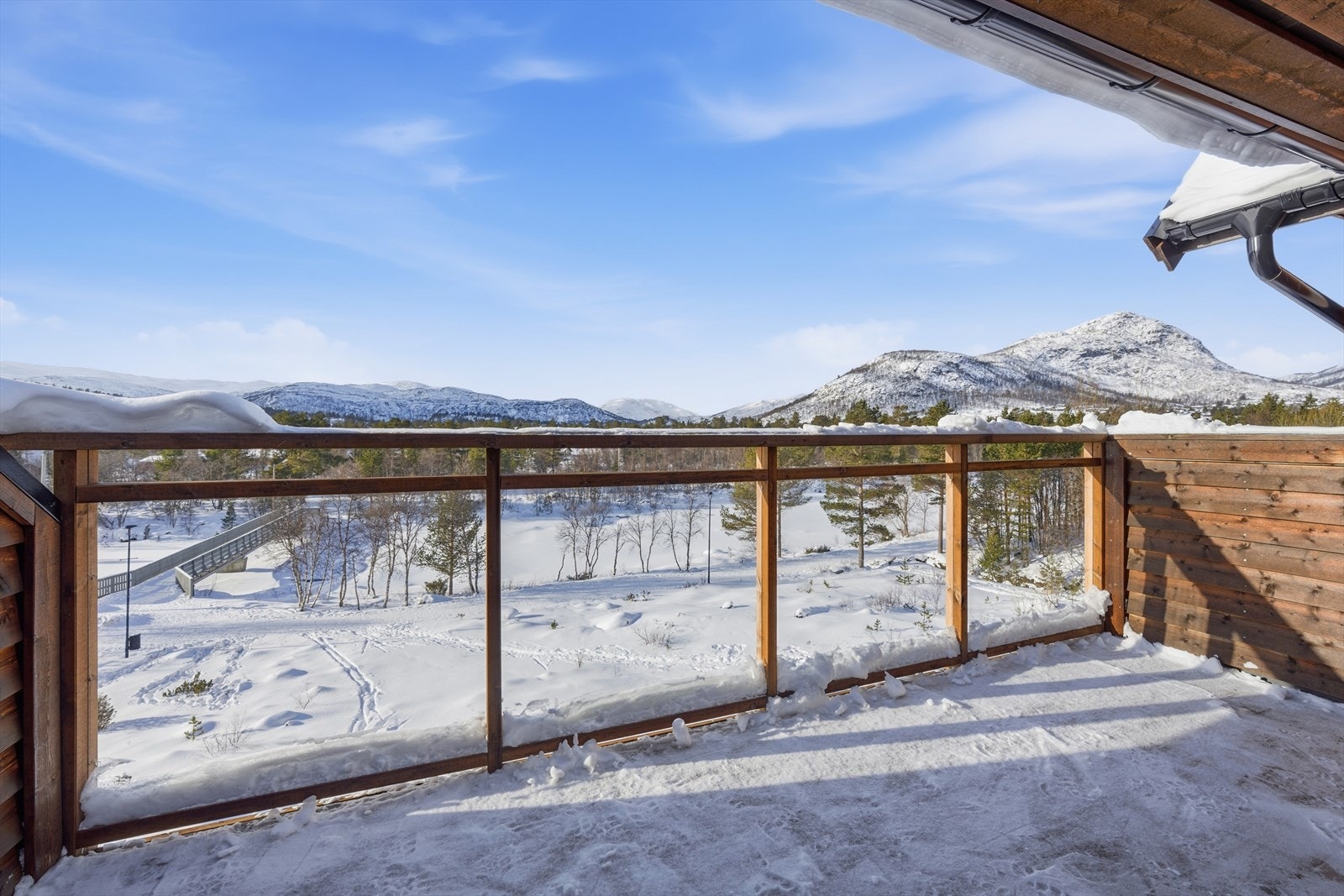 Fra balkongen kan man nyte roen på fjellet Galleribilde
