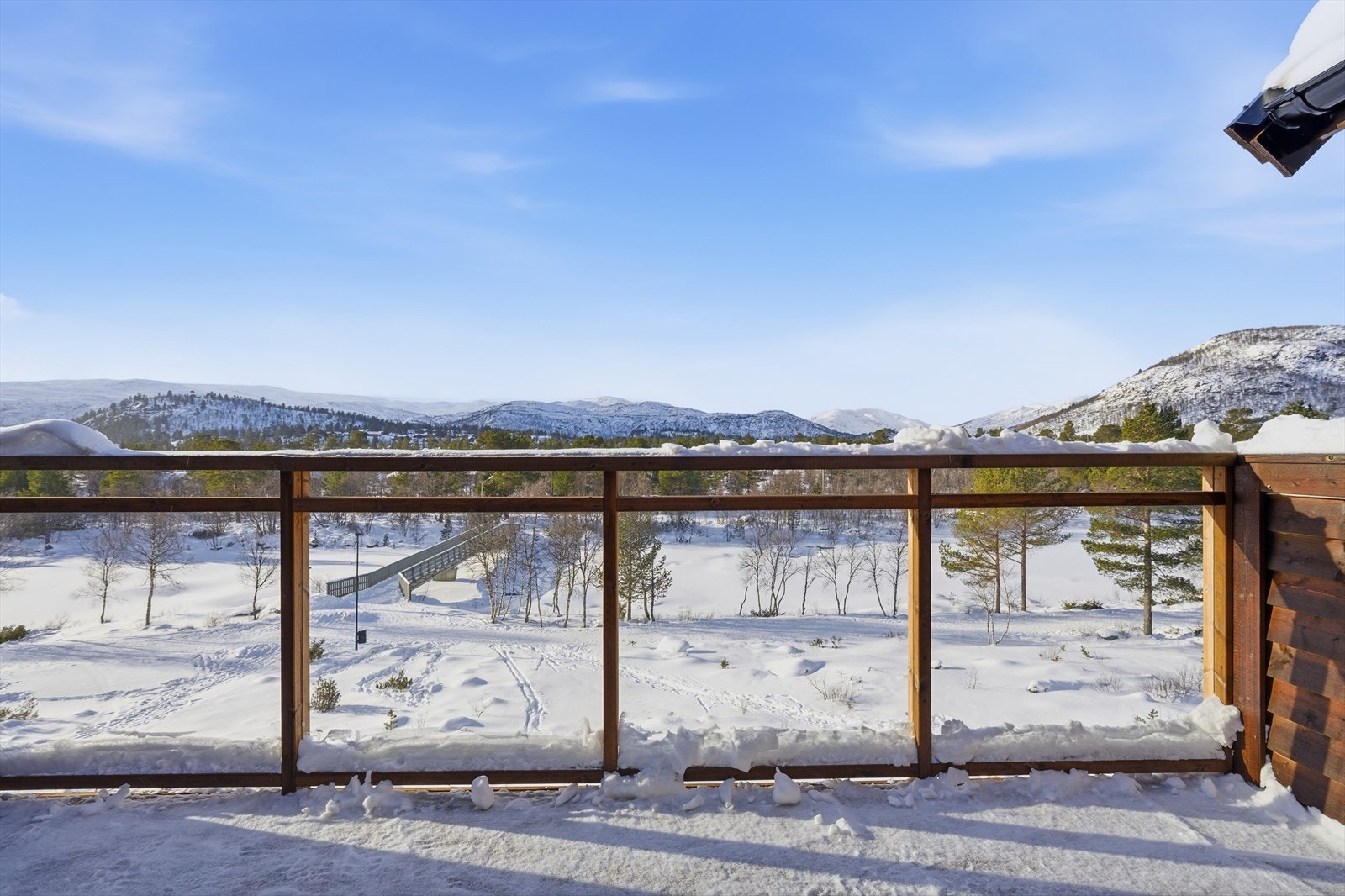 Leiligheten har to balkonger; her har man fantastisk utsikt mot fjellheimen! Galleribilde