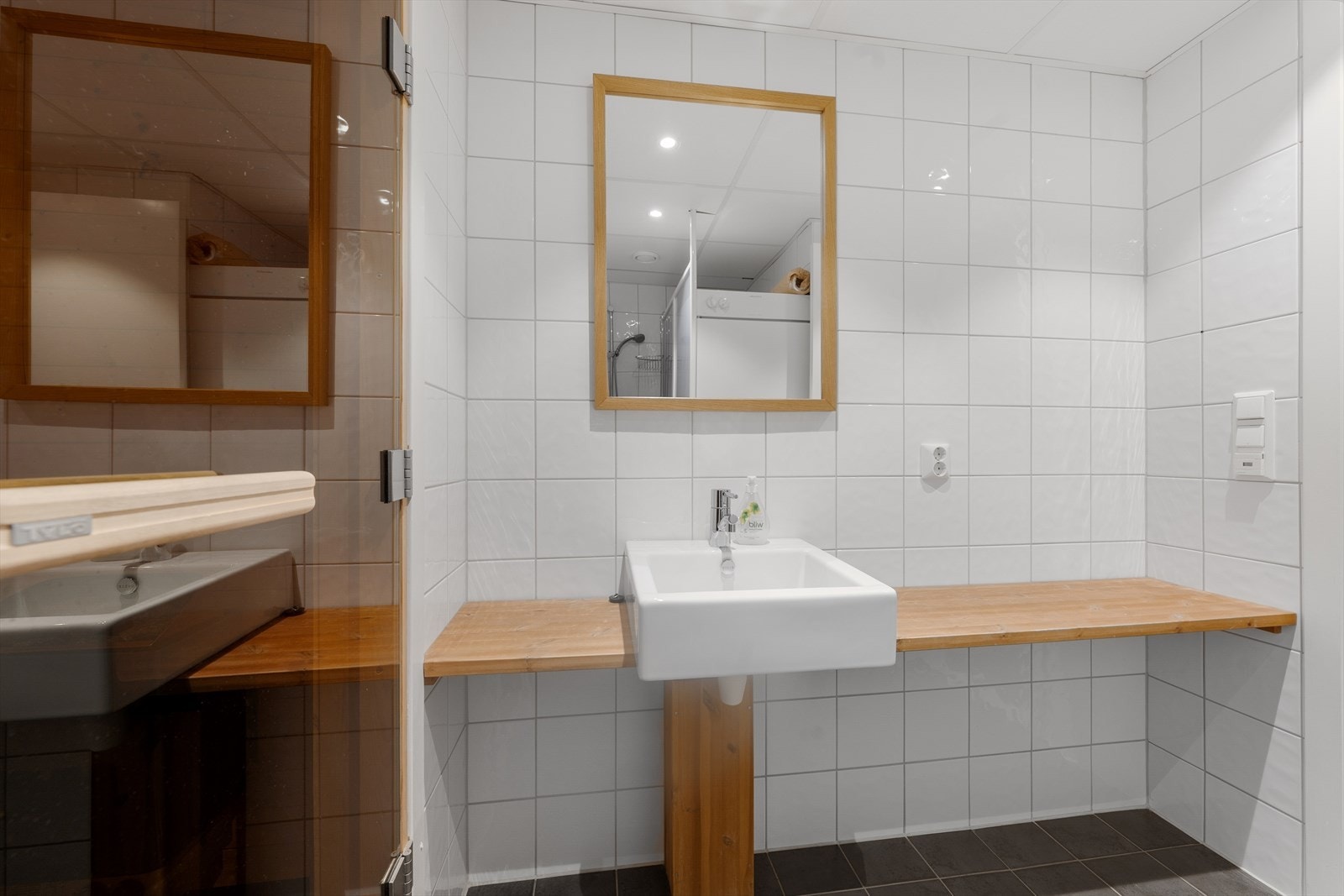 Leiligheten har to bad; dette badet har også badstue Galleribilde