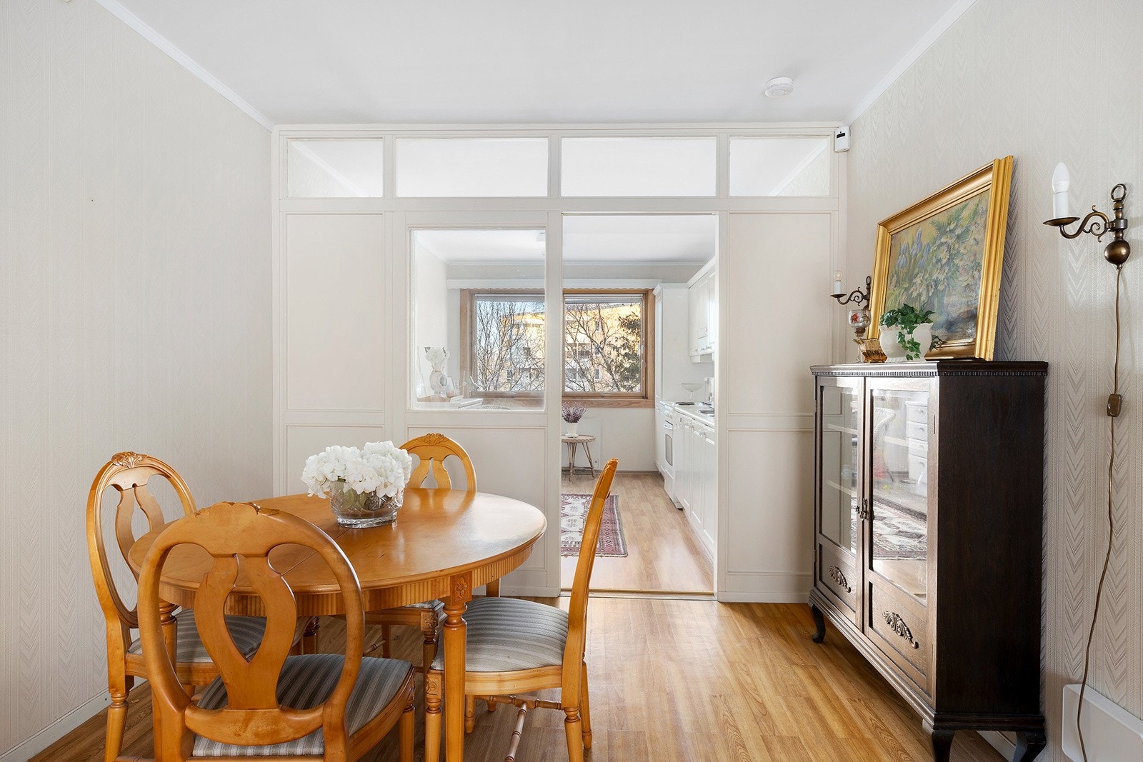 Boligen har separat kjøkken med tilknytning til stuen. Galleribilde