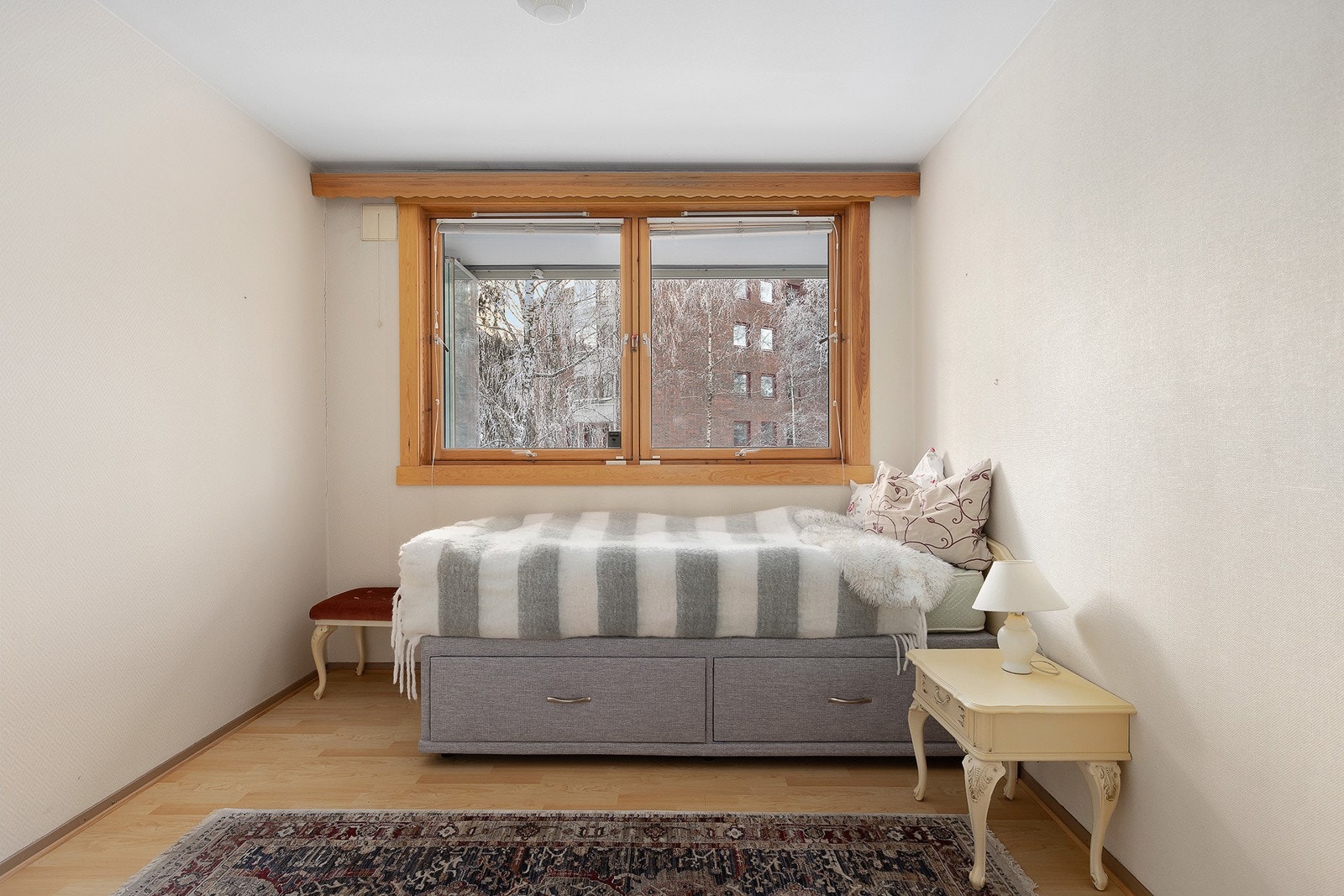 Hovedsoverommet er stort og har vindu ut mot innglassert balkong, skjermet mot vær og vind. Galleribilde