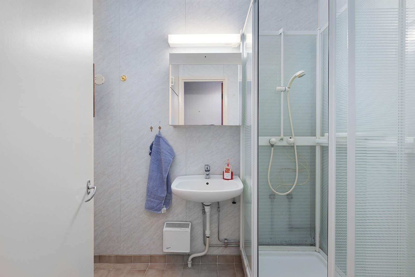 Leiligheten har bad på eget separat rom. Galleribilde