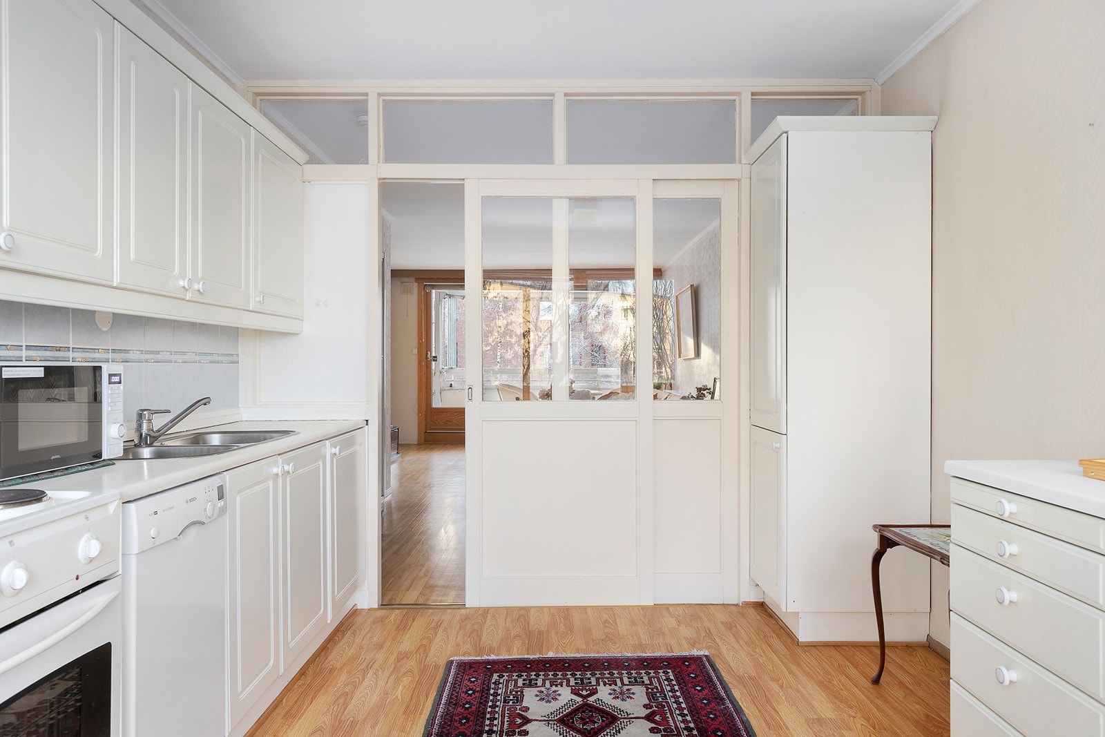 Kjøkkenet kan lukkes helt med en stilig original skyvedør. Galleribilde