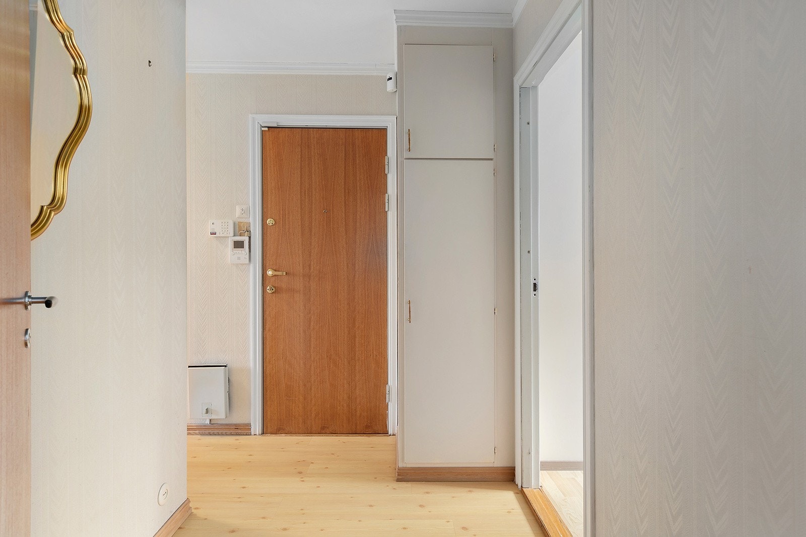 Leilighetens inngangsparti med callingsystem. Galleribilde